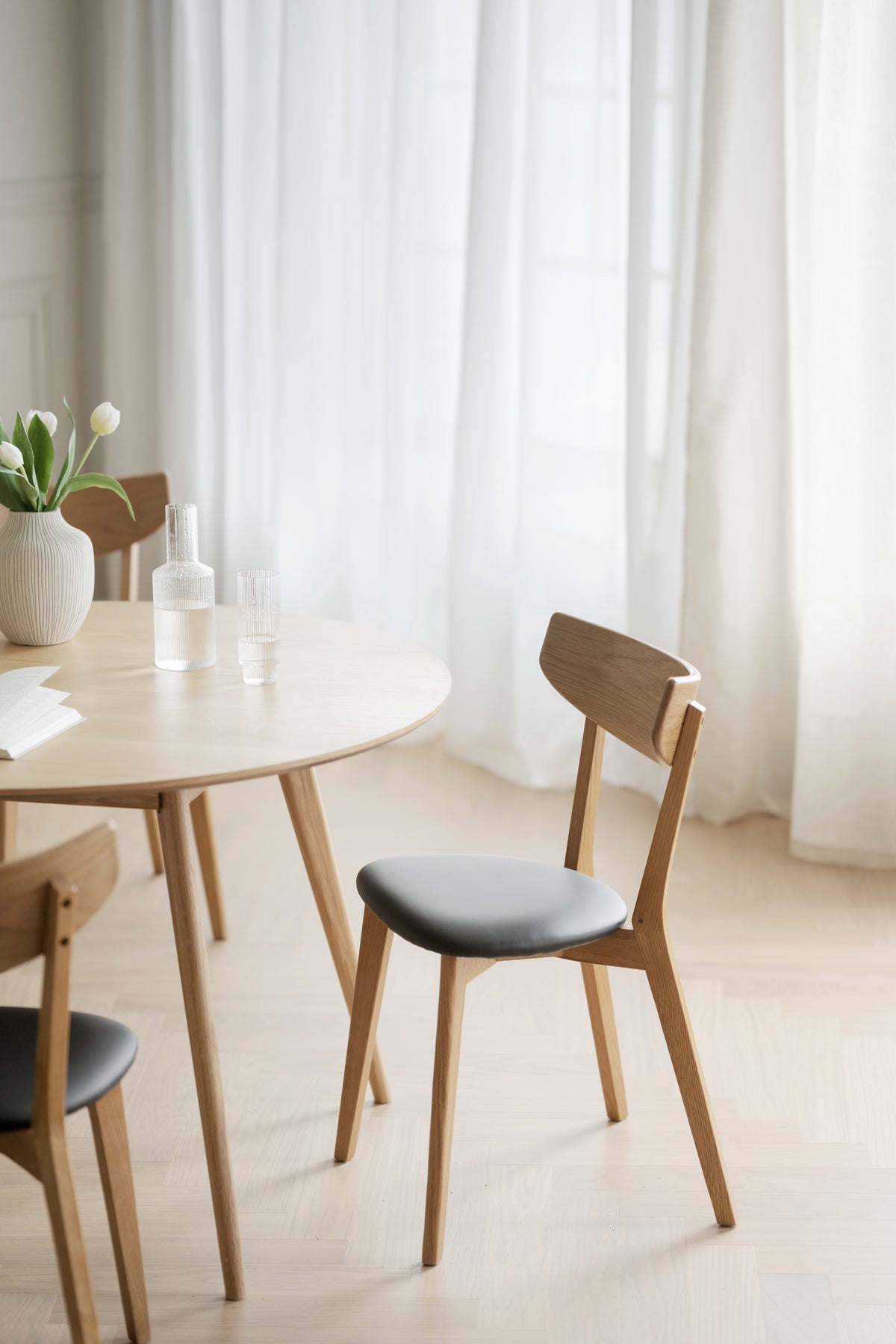 AMI Set of 2 Chairs – lacquered oak/black PU seat – 6