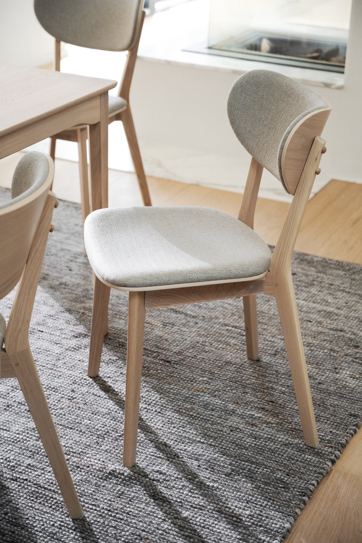 KATO Set of 2 Whitewashed Chairs – whitewash oak/grey beige fabric – 2