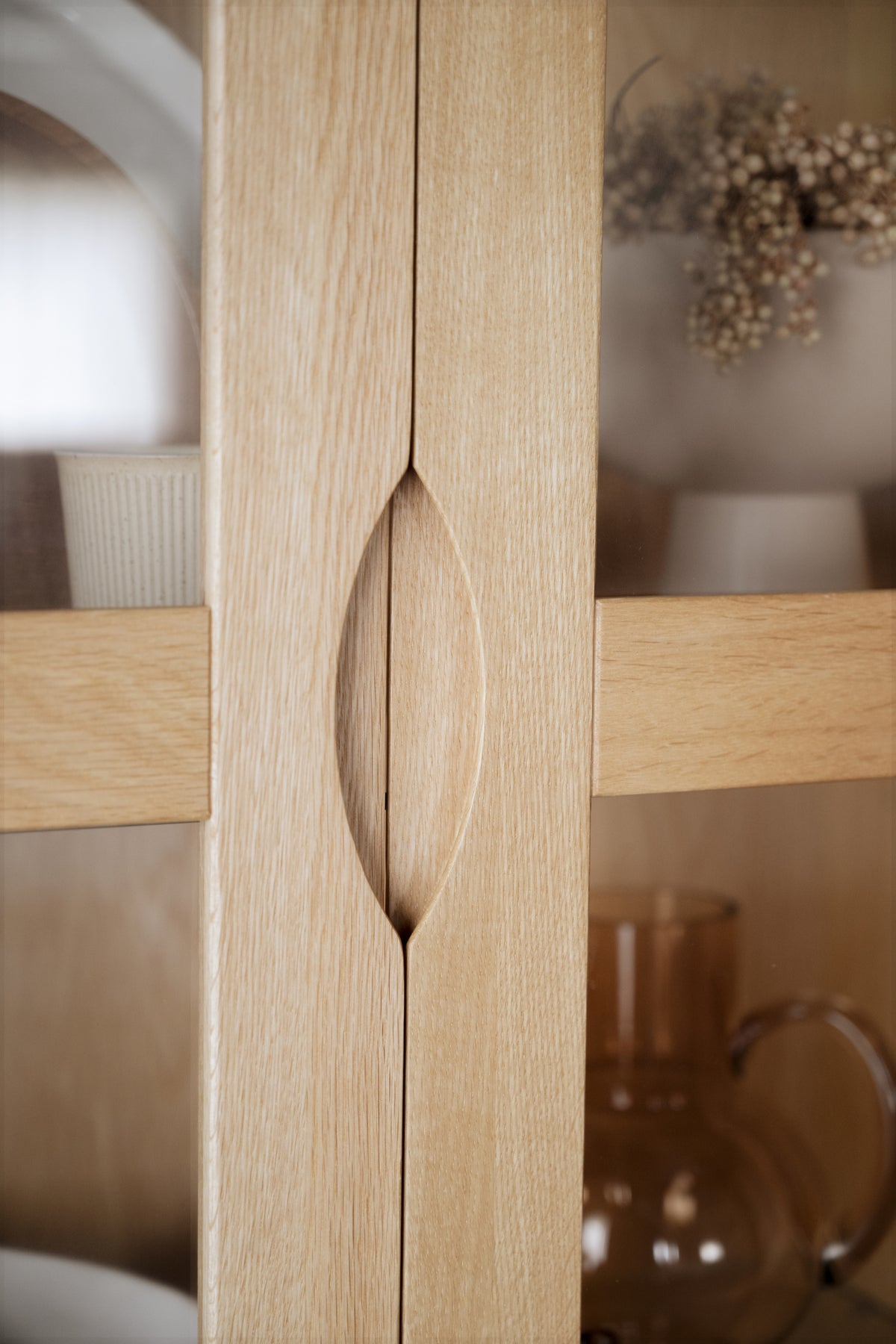 FILIPPA Glass Cabinet with Drawer – Oak – 4