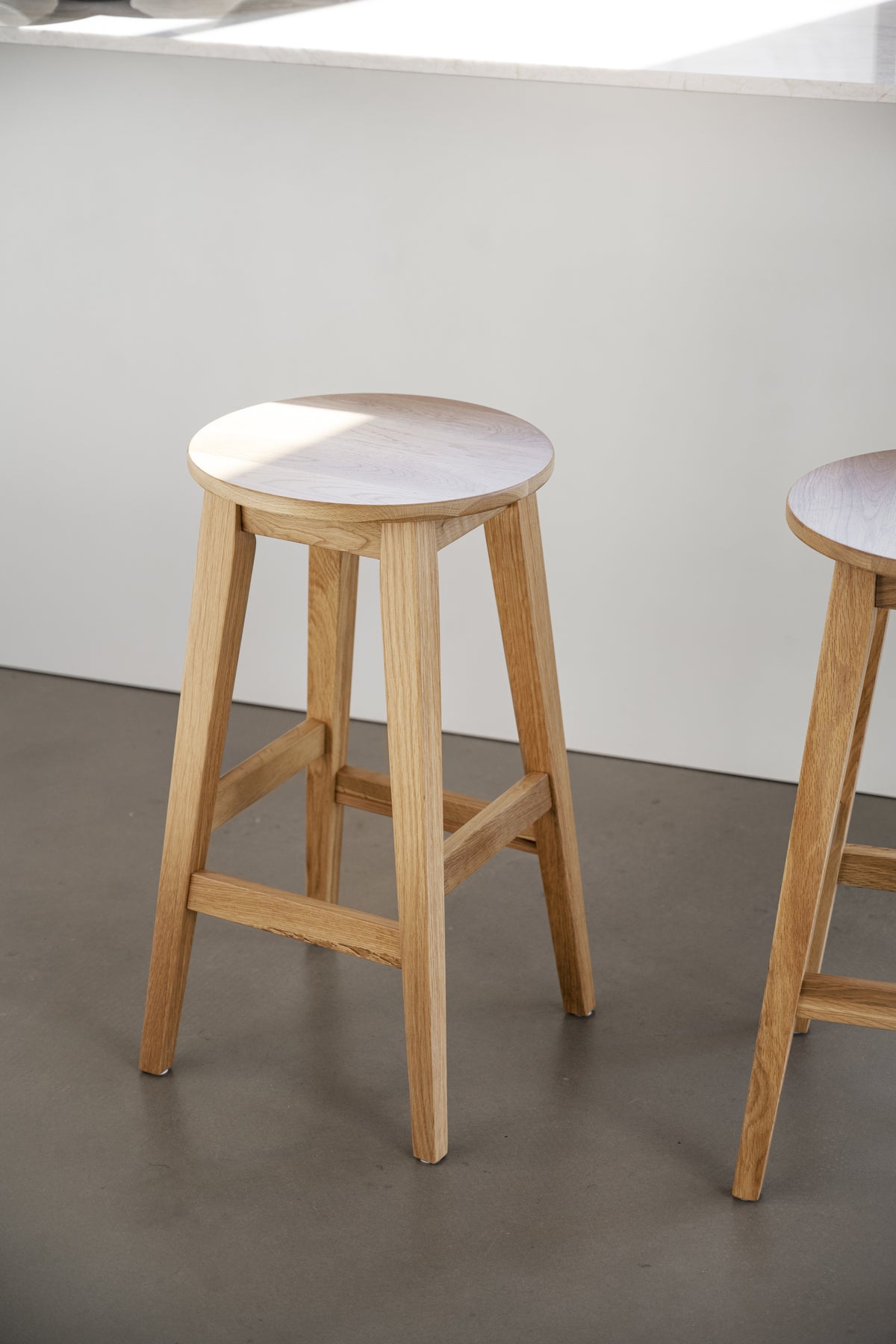 AUSTIN Set of 2 Bar Chairs – lacquered oak – 3