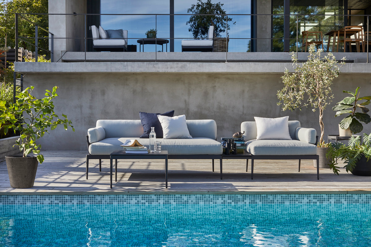 Anholt lounge with table