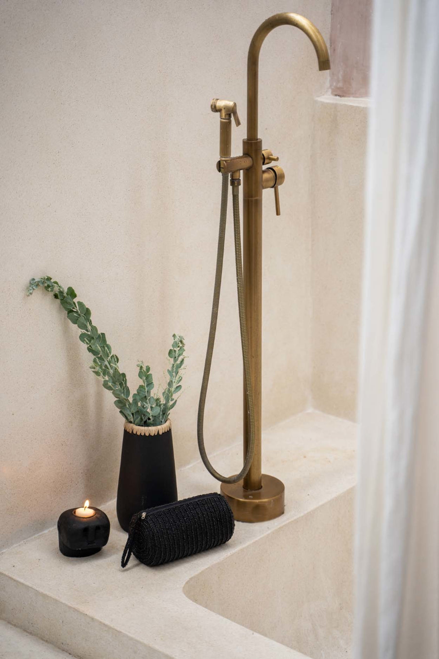 SNEAKY Vase - Black