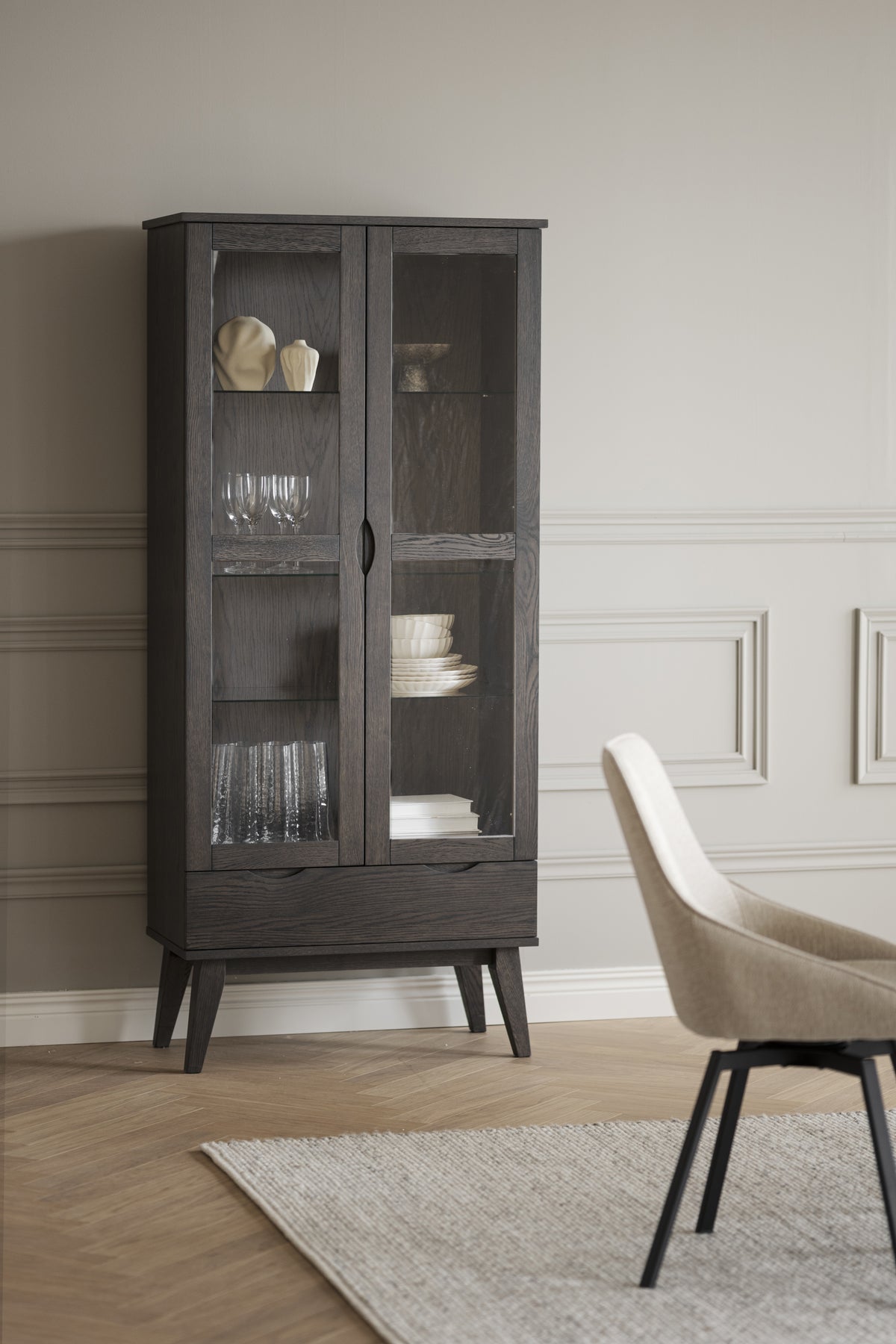 FILIPPA Glass Cabinet with Drawer – Dark Brown Oak – 2