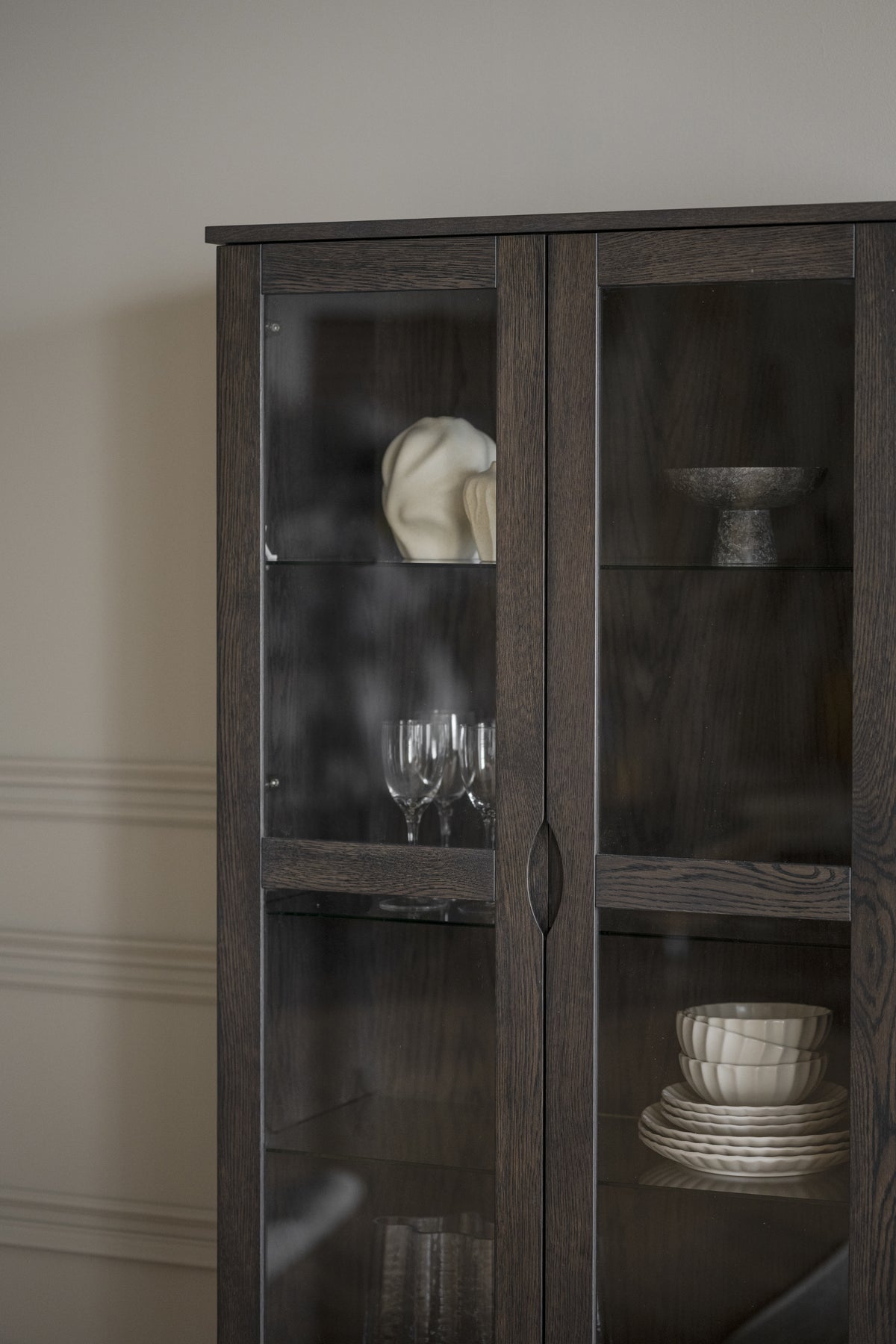 FILIPPA Glass Cabinet with Drawer – Dark Brown Oak – 4
