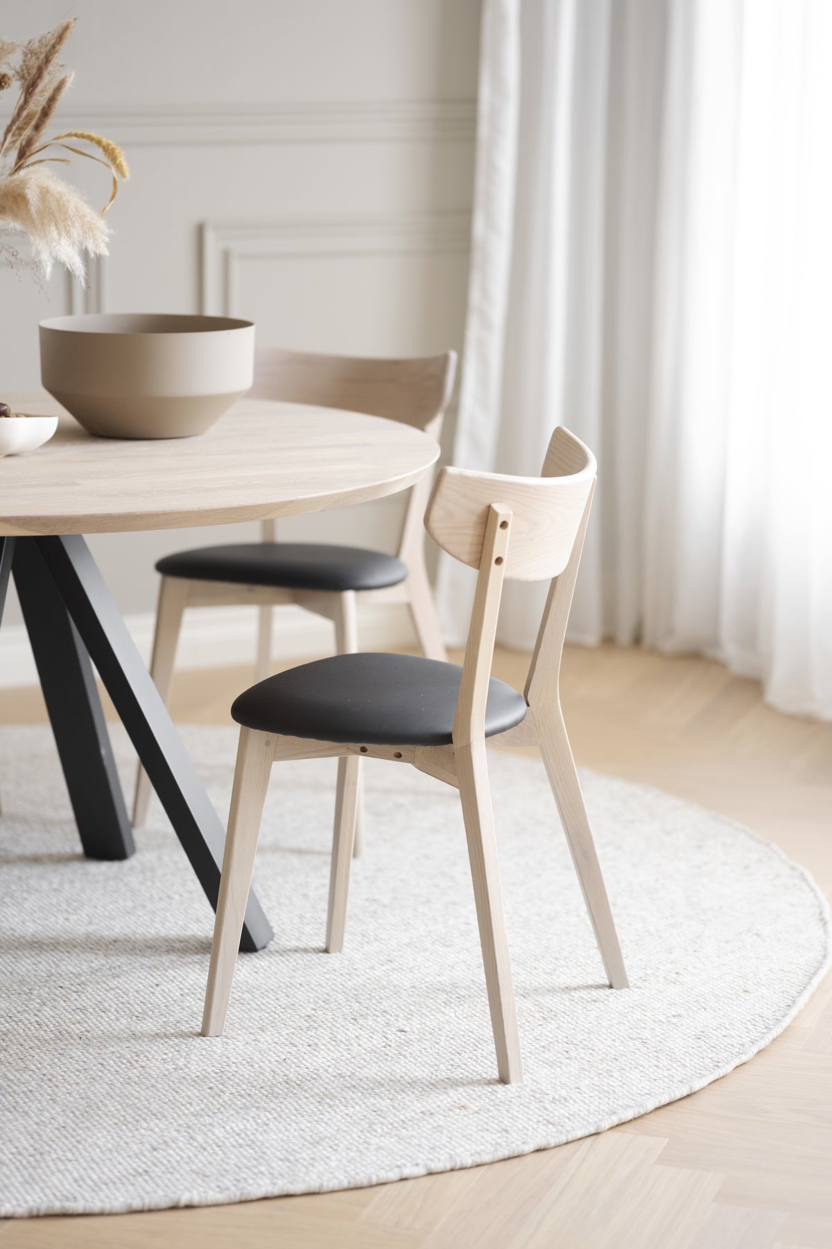 AMI Set of 2 Chairs – whitewashed oak/ black PU seat – 2