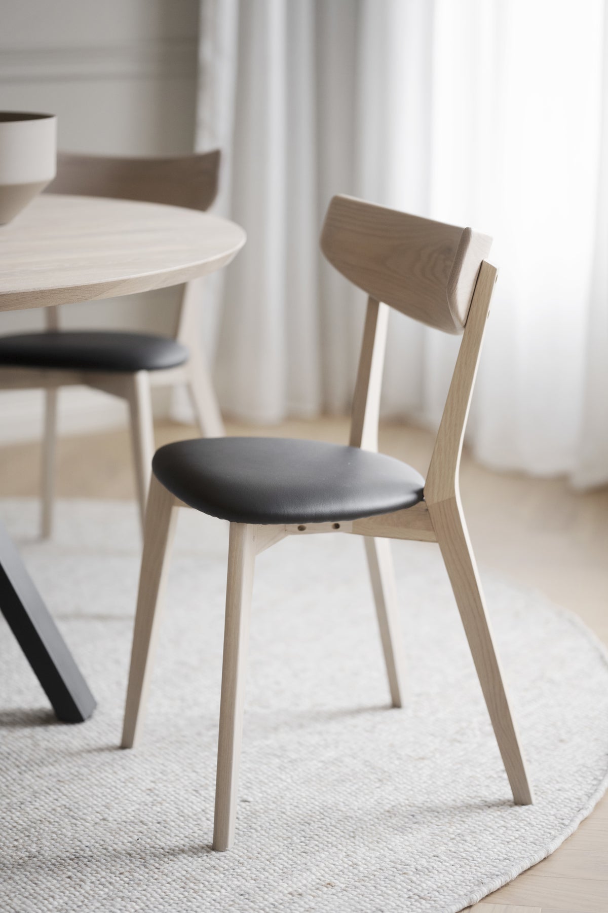 AMI Set of 2 Chairs – whitewashed oak/ black PU seat – 4