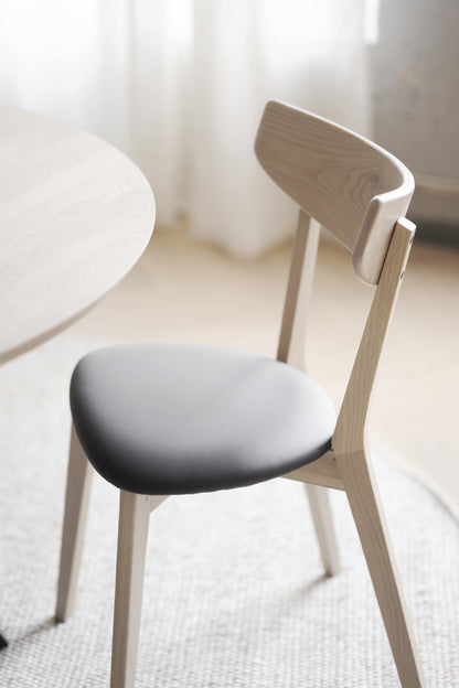 AMI Set of 2 Chairs – whitewashed oak/ black PU seat – 5