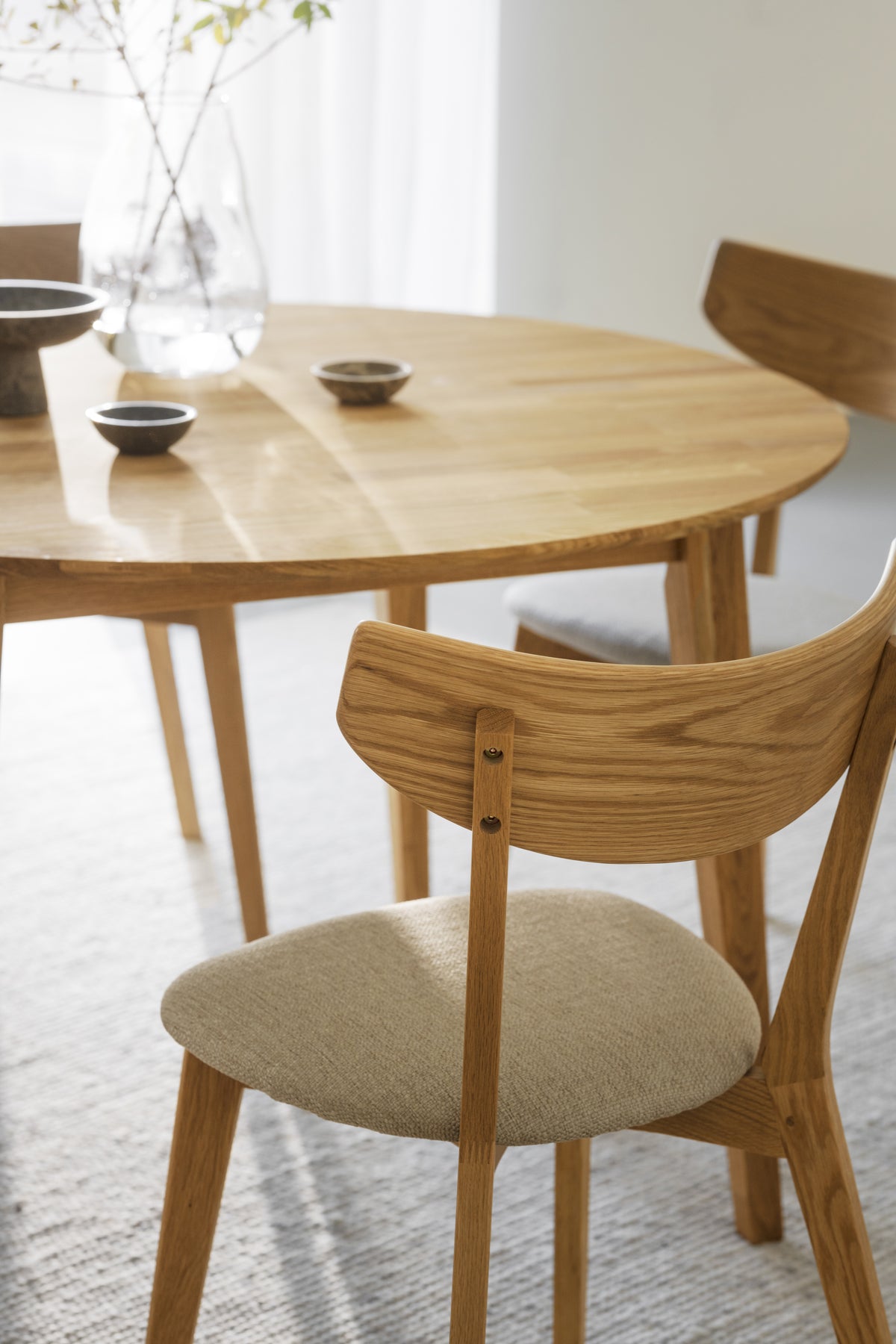 AMI Set of 2 Chairs – lacquered oak/grey-beige seat – 6