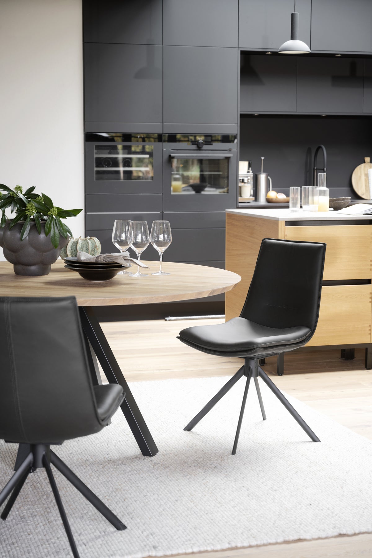LOWELL Set of 2 Leather Swivel Chairs – Black leather – 2