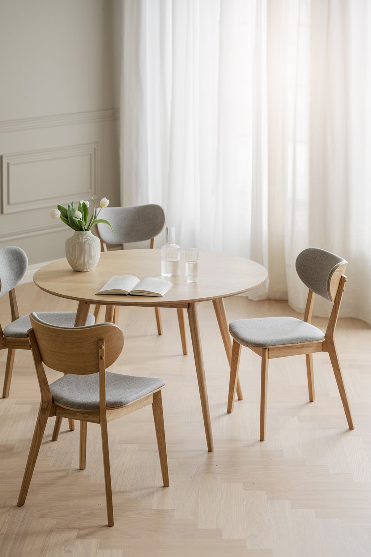 KATO Set of 2 Oak Chairs – lacquered oak/light grey fabric – 3