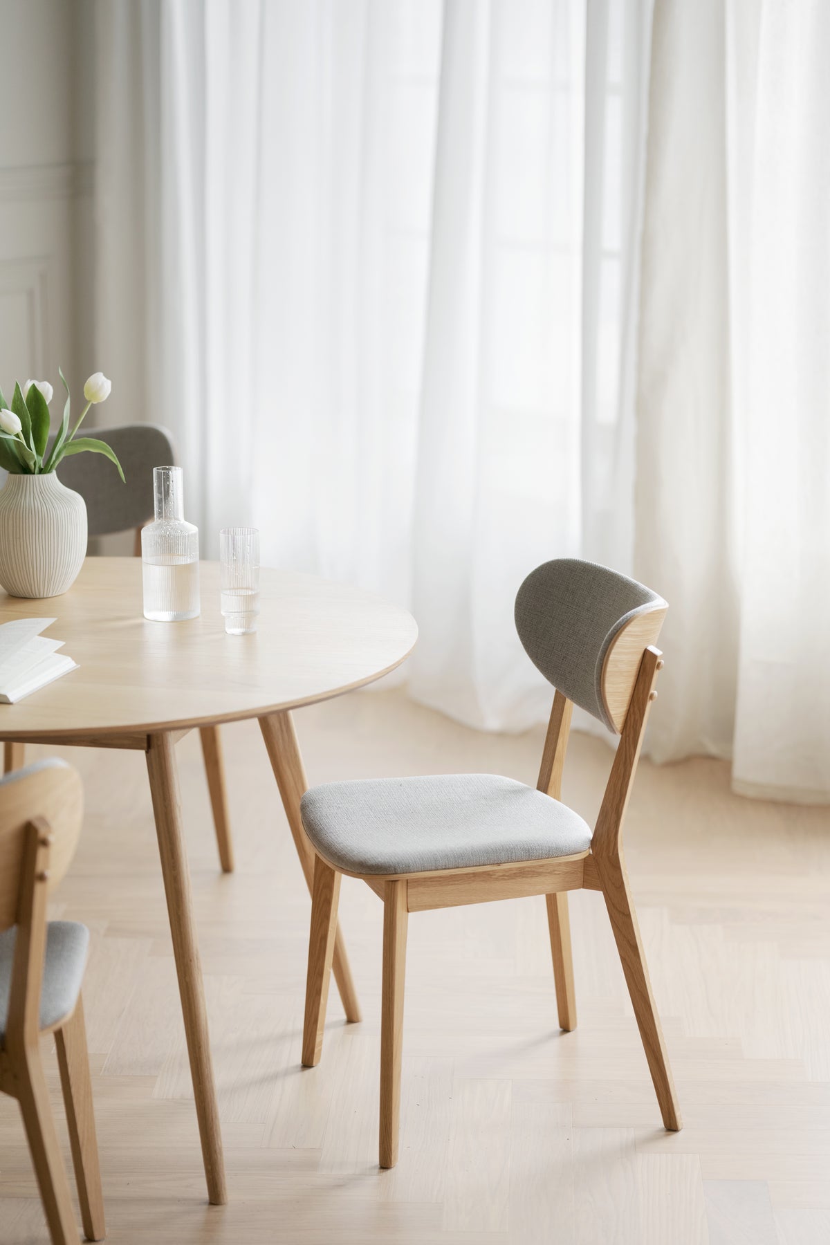 KATO Set of 2 Oak Chairs – lacquered oak/light grey fabric – 2