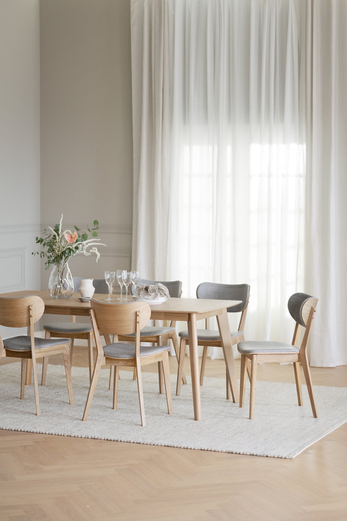 KATO Set of 2 Oak Chairs – lacquered oak/light grey fabric – 4