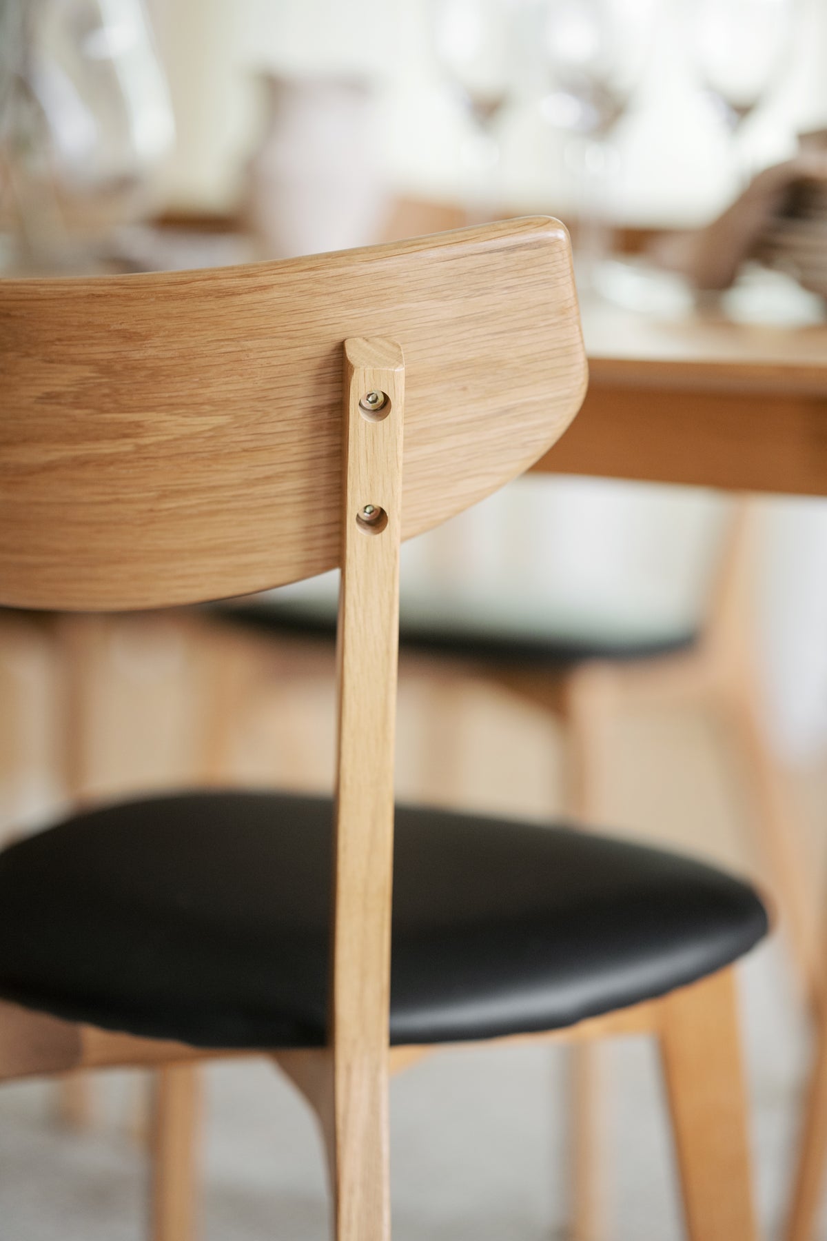 AMI Set of 2 Chairs – lacquered oak/black PU seat – 4