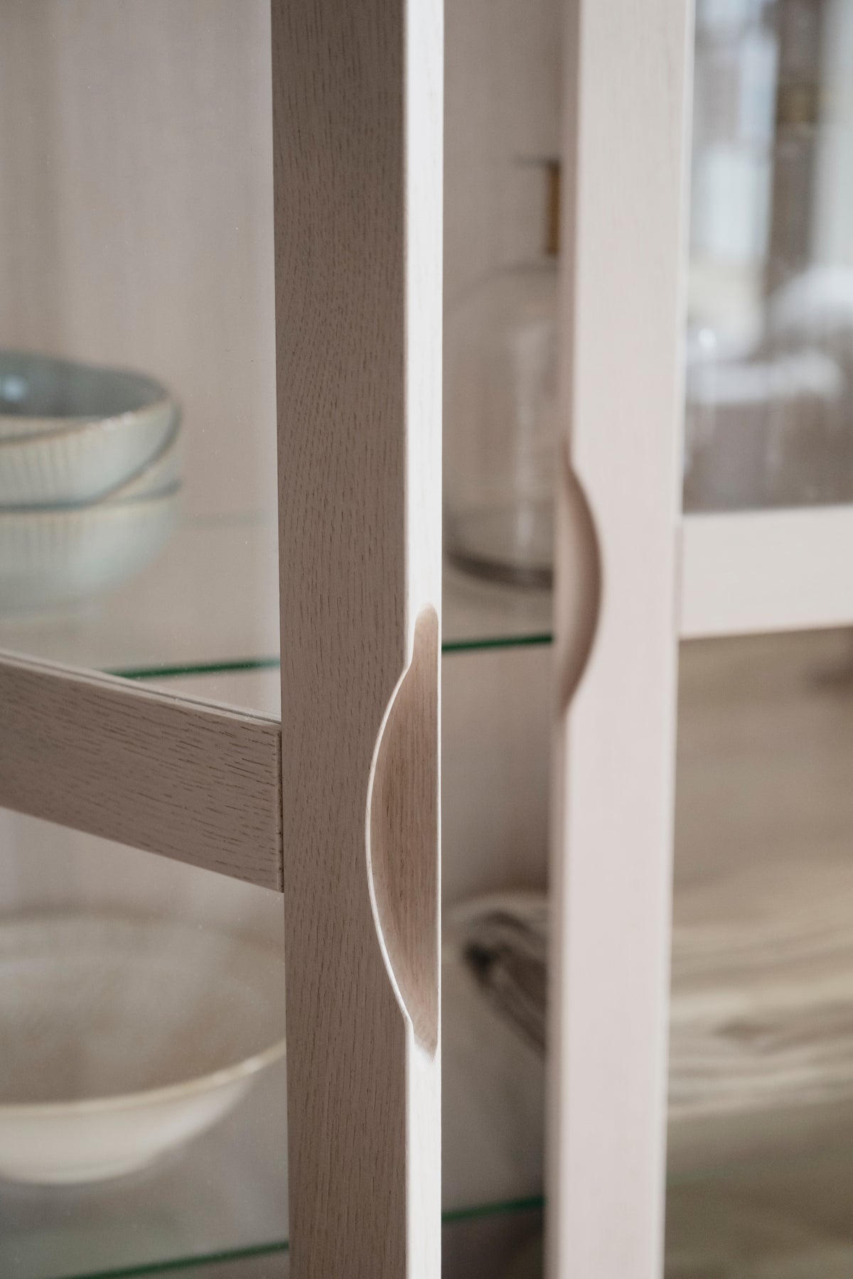 FILIPPA Glass Cabinet with Drawer – Whitewashed Oak – 10