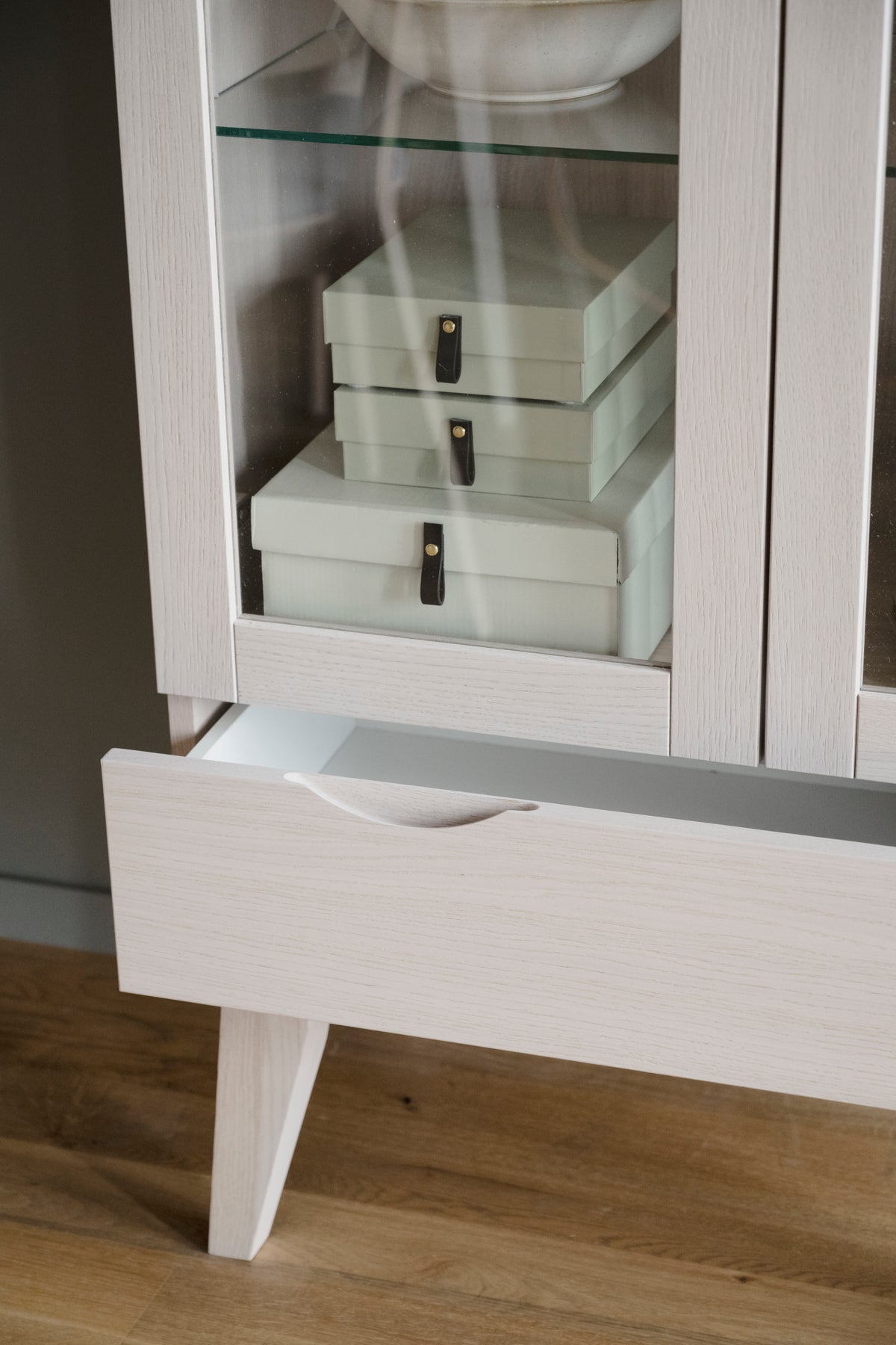FILIPPA Glass Cabinet with Drawer – Whitewashed Oak – 9