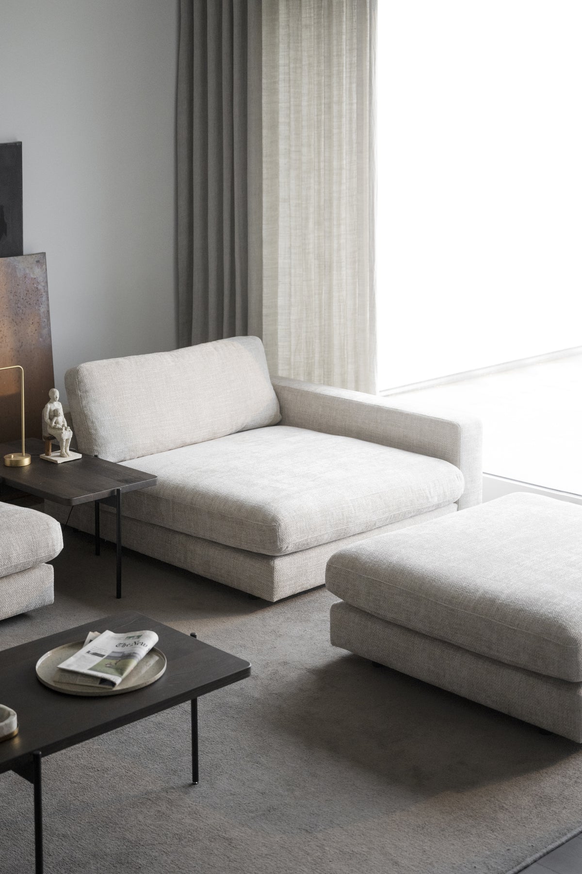 Duncan 1.5-Seater Chaise Longue – Light Grey Right – room setting