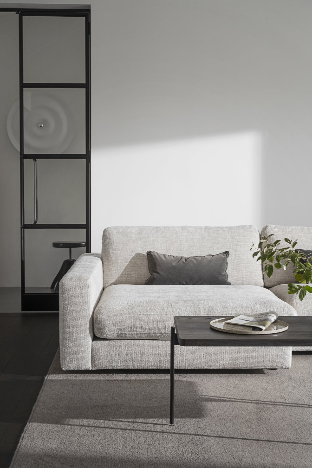 Duncan 1.5-Seater Chaise Longue – Light Grey Left – room setting