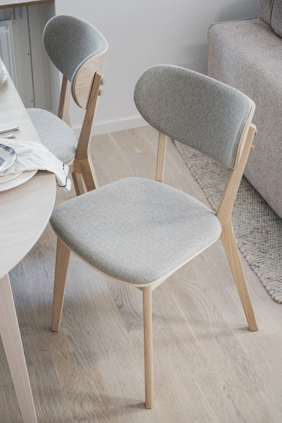 KATO Set of 2 Whitewashed Chairs – whitewash oak/light grey fabric – 2