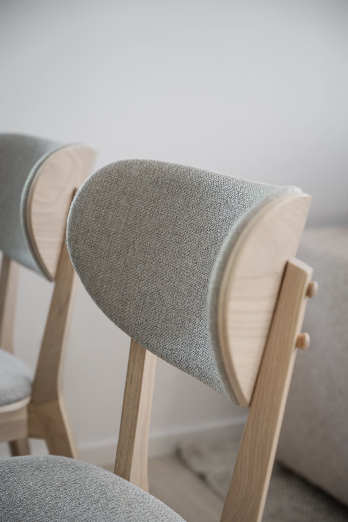 KATO Set of 2 Whitewashed Chairs – whitewash oak/light grey fabric – 3
