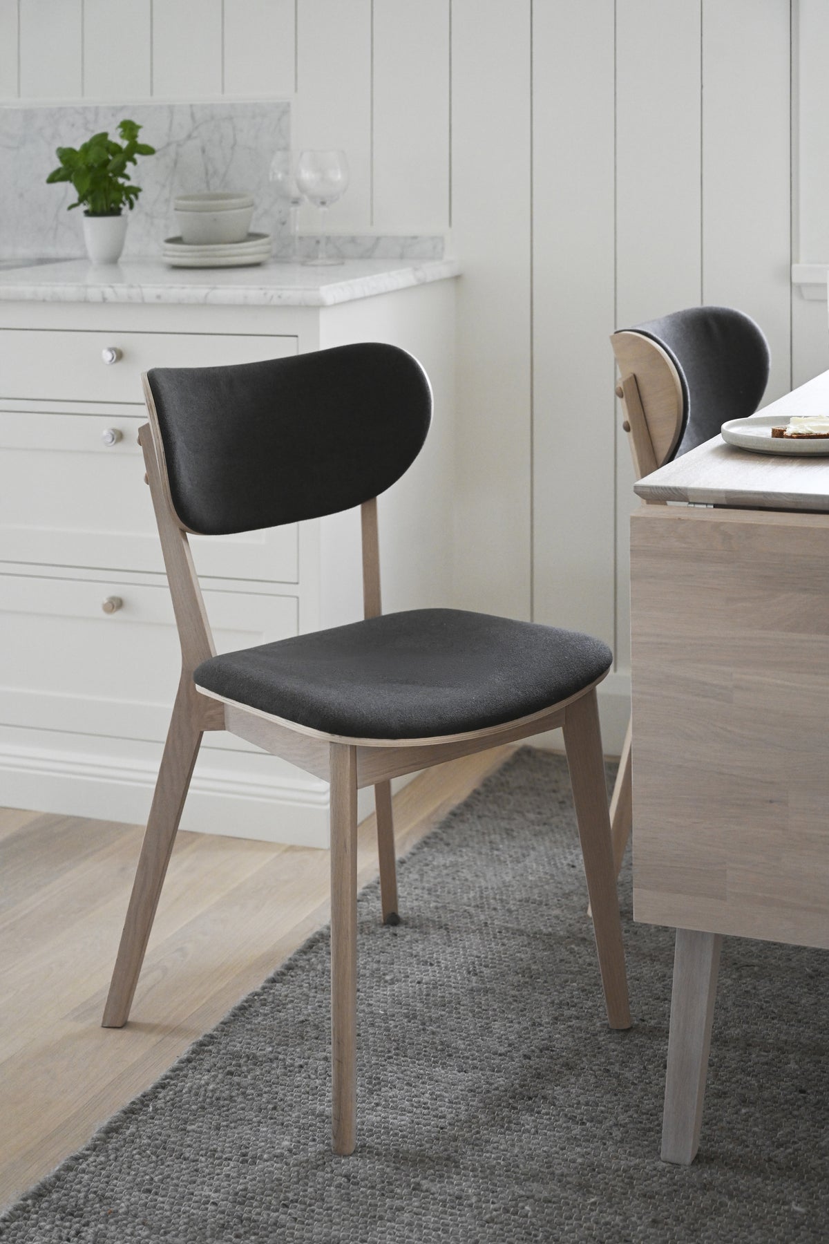 KATO Set of 2 Whitewashed Chairs – whitewashed oak/ dark grey fabric – 2