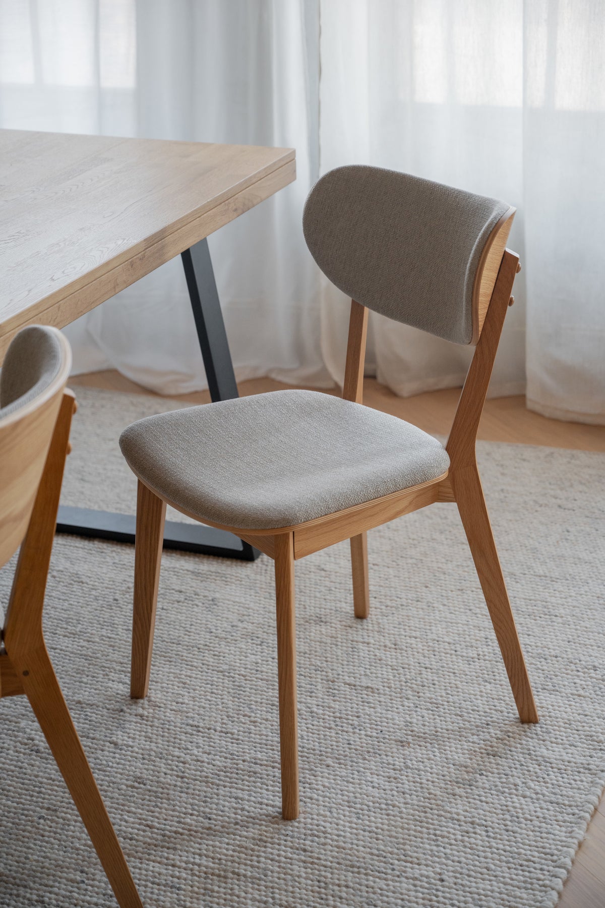 KATO Set of 2 Oak Chairs – lacquered oak/grey beige fabric – 2