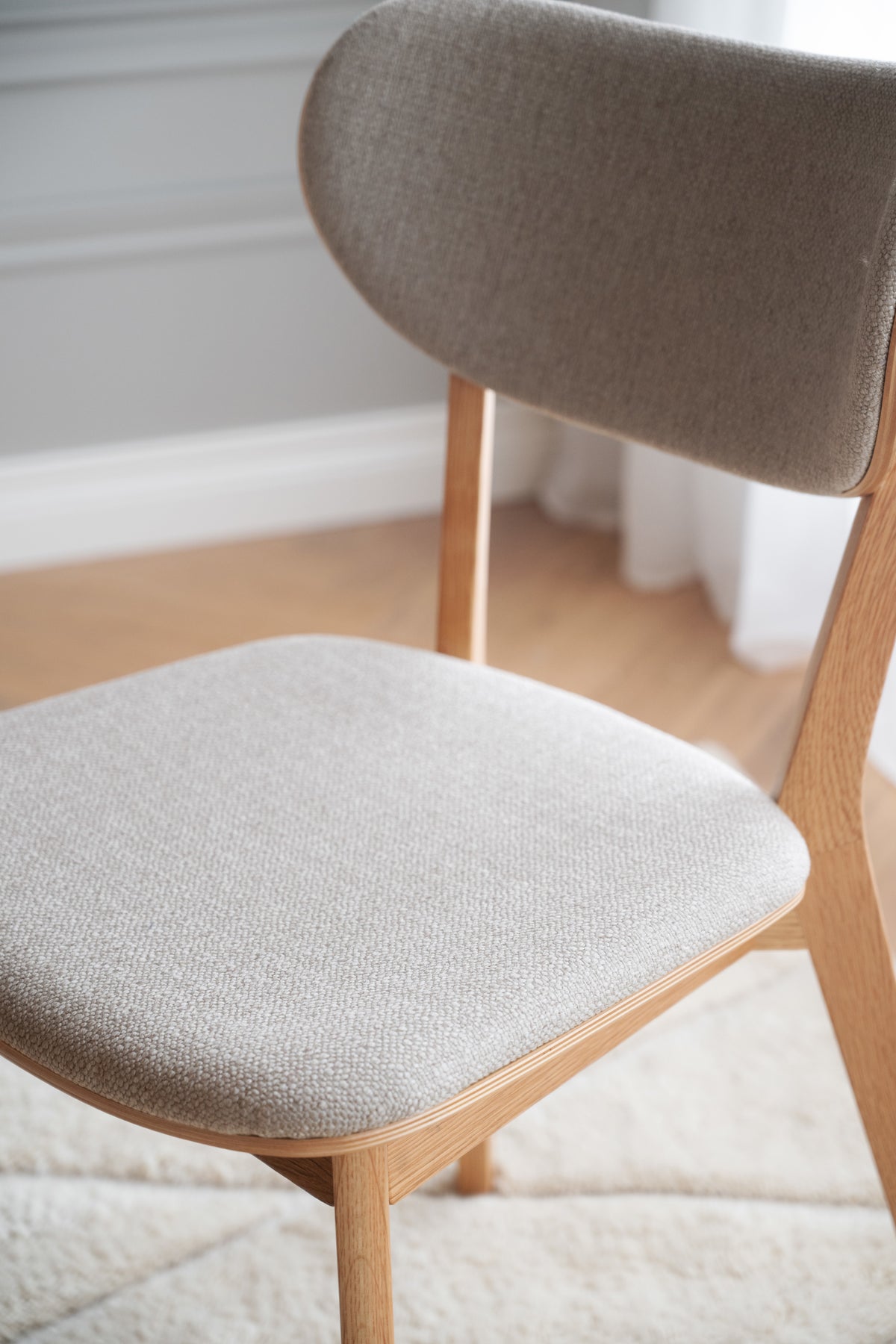 KATO Set of 2 Oak Chairs – lacquered oak/grey beige fabric – 5