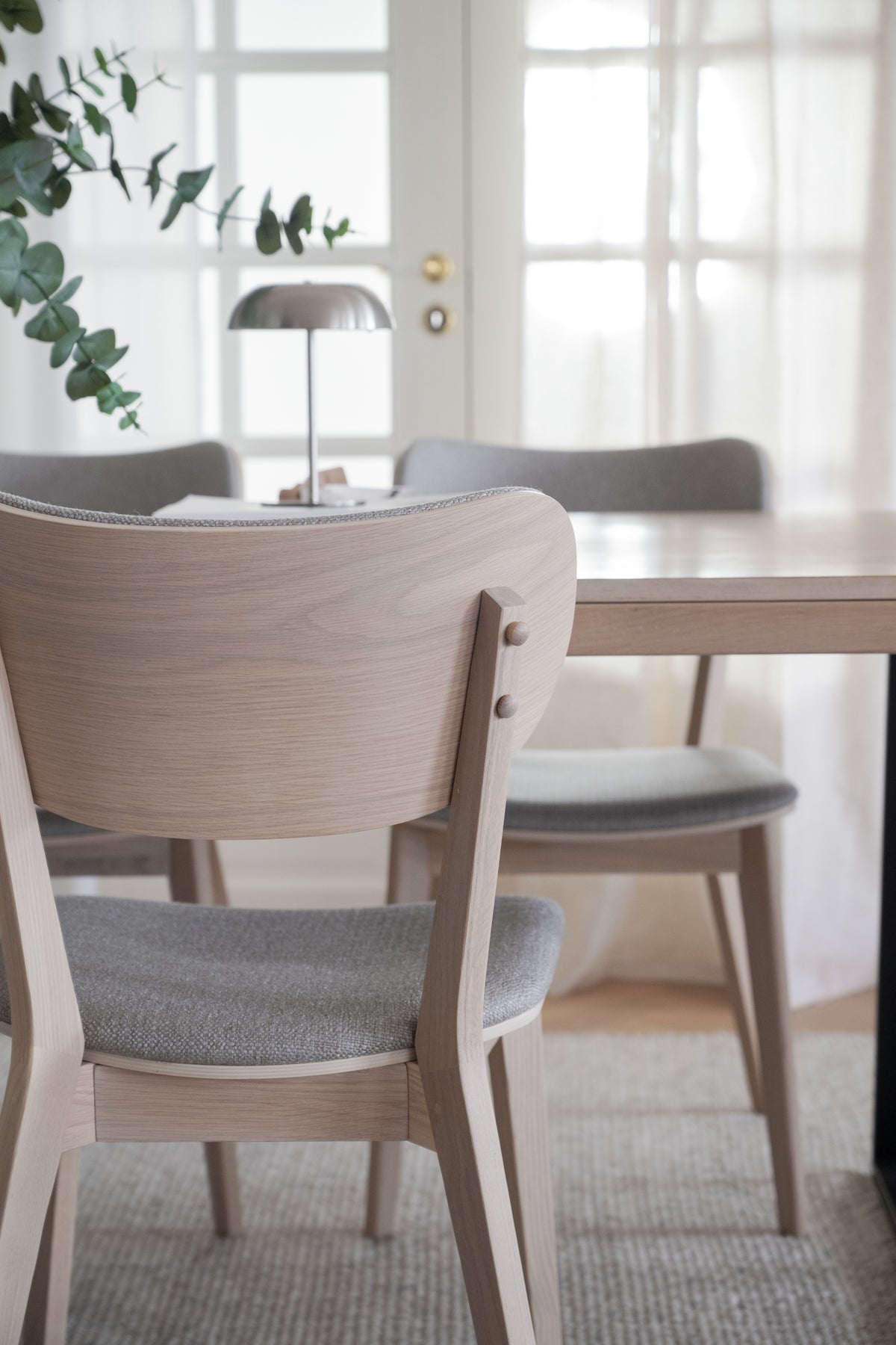 KATO Set of 2 Whitewashed Chairs – whitewash oak/grey beige fabric – 6