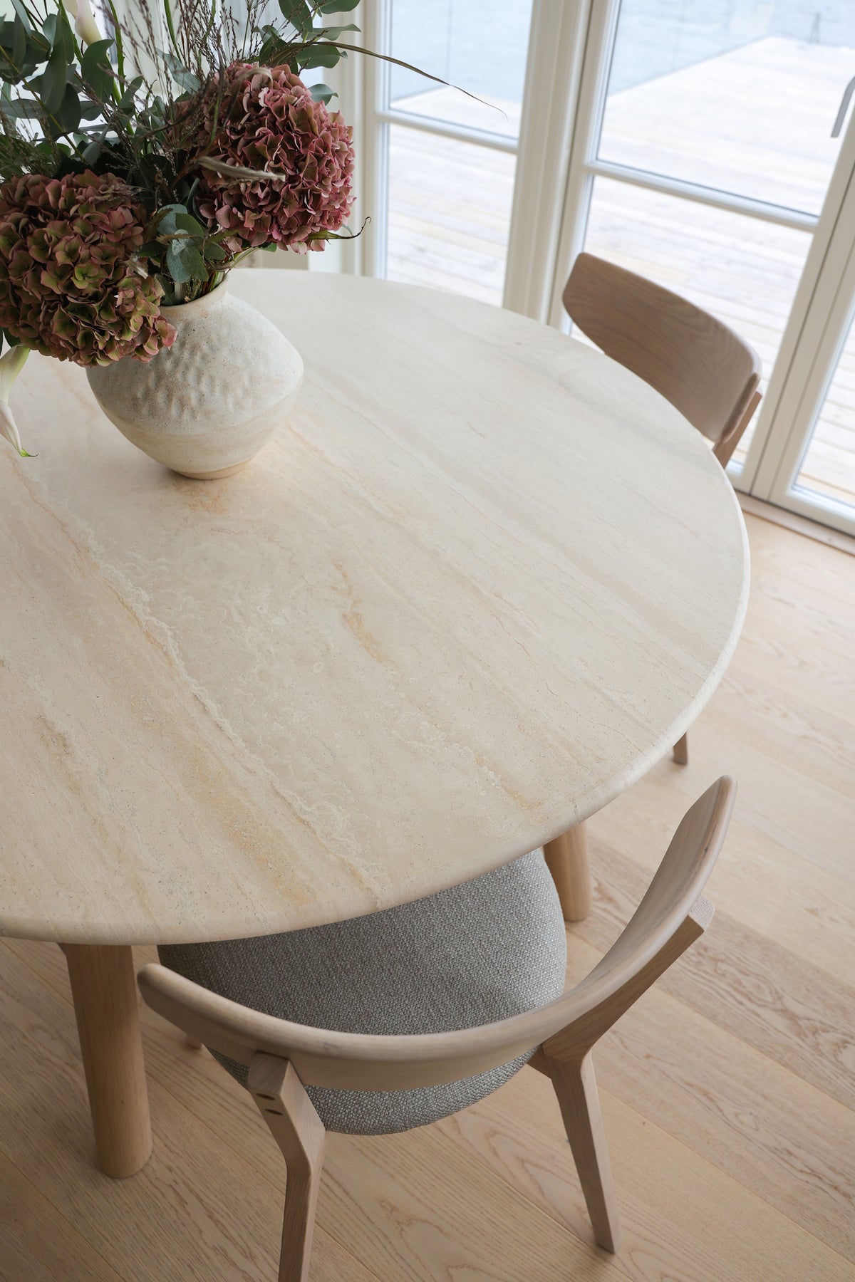 TARANSAY Round Table, Beige Travertine Top, Whitewash Legs Ø 125 CM – Default Title – 9