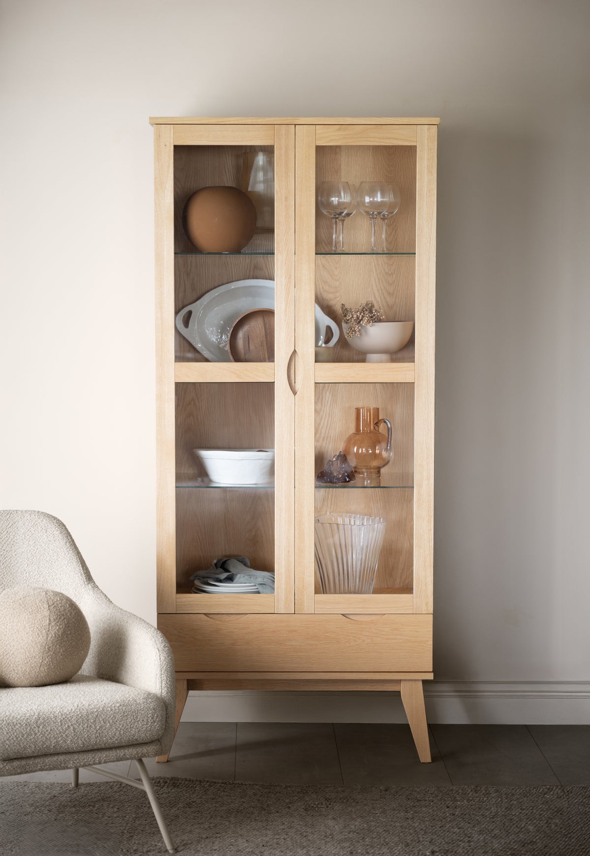 FILIPPA Glass Cabinet with Drawer – Oak – 2