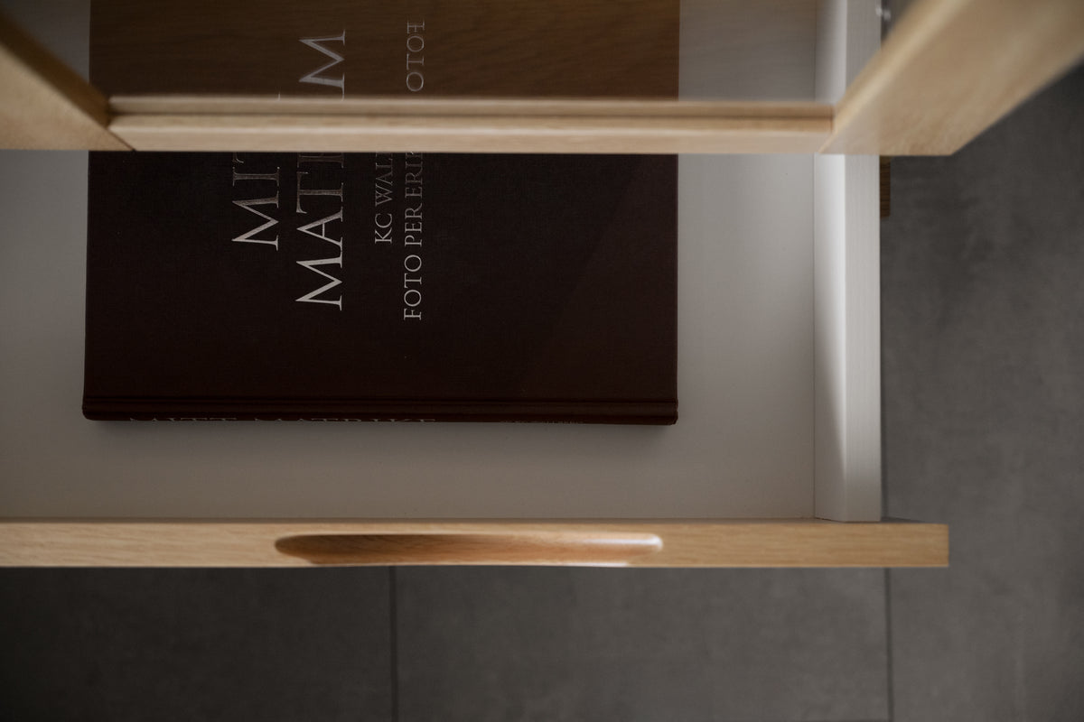 FILIPPA Glass Cabinet with Drawer – Oak – 5