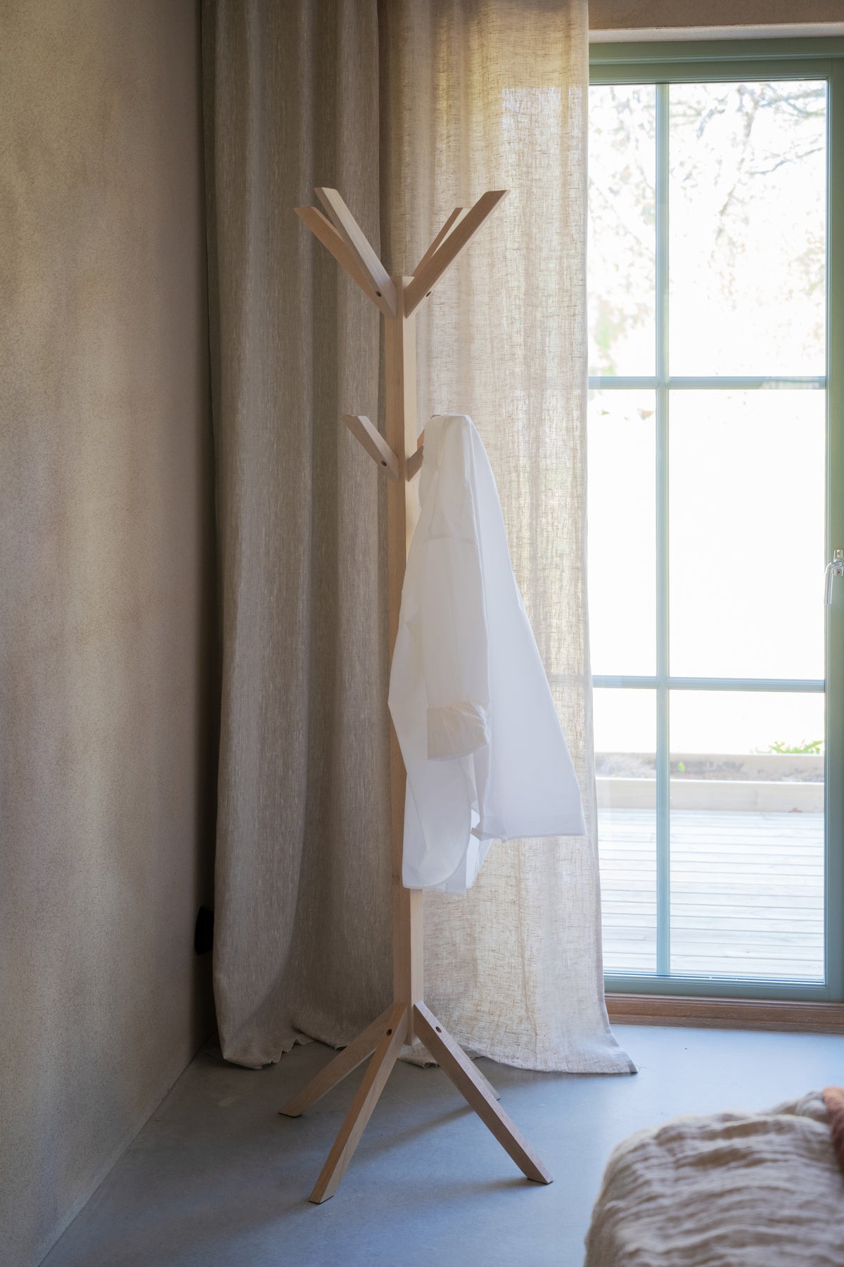 CONFETTI High Clothes Hanger – Whitewash oak – 3