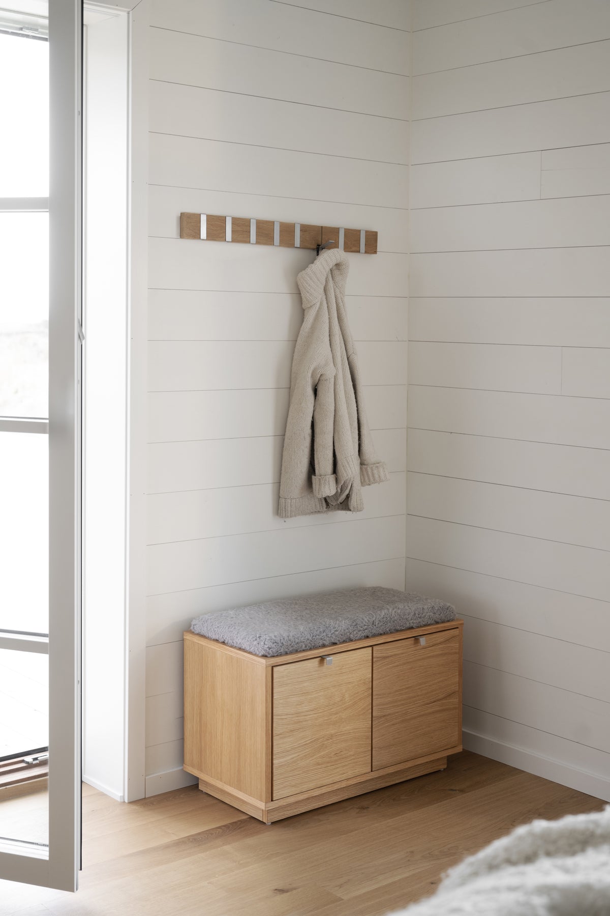 Confetti Hook Rail 70 cm – Oiled Oak – room setting