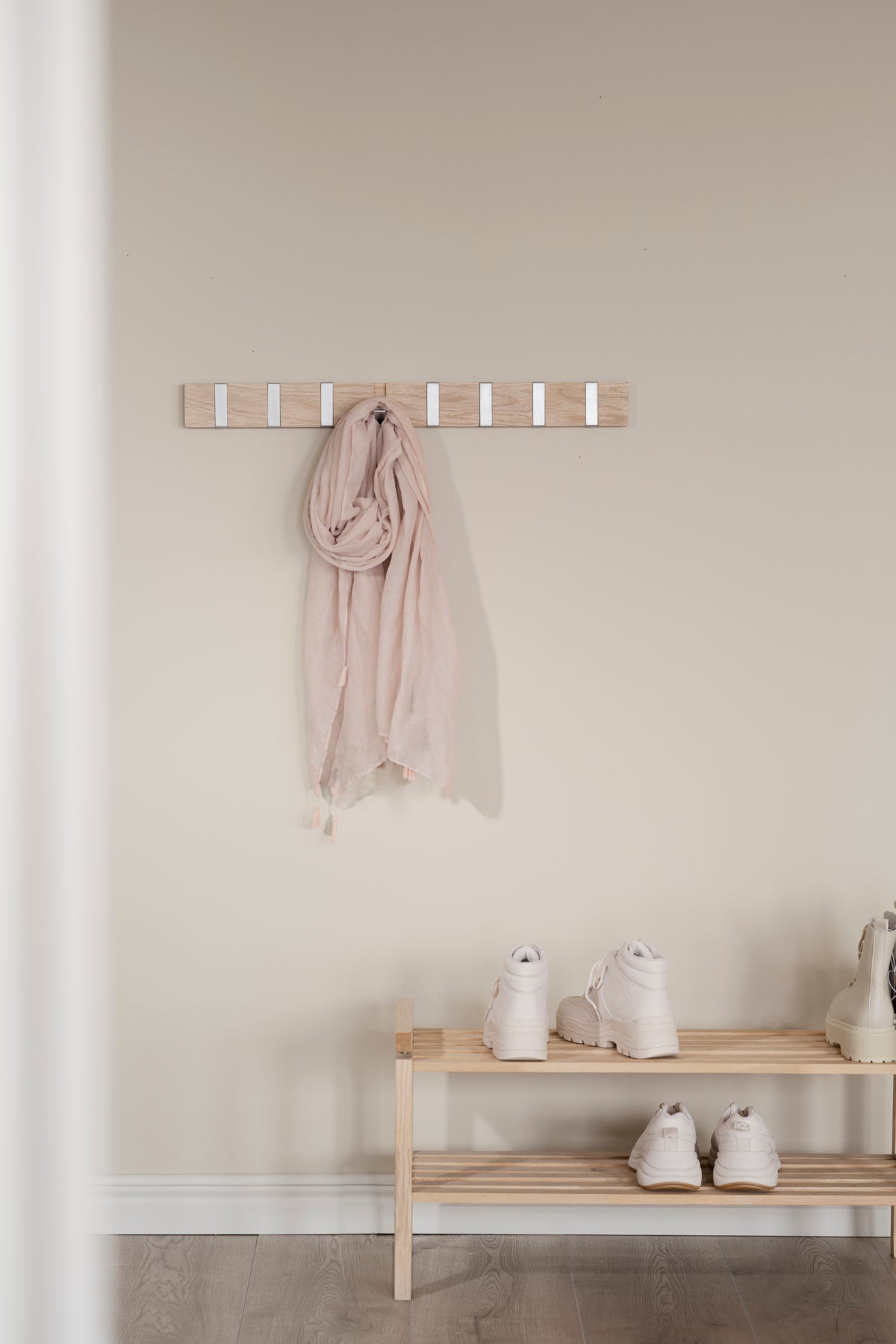 Confetti Hook Rail 70 cm – Whitewash Oak – room setting