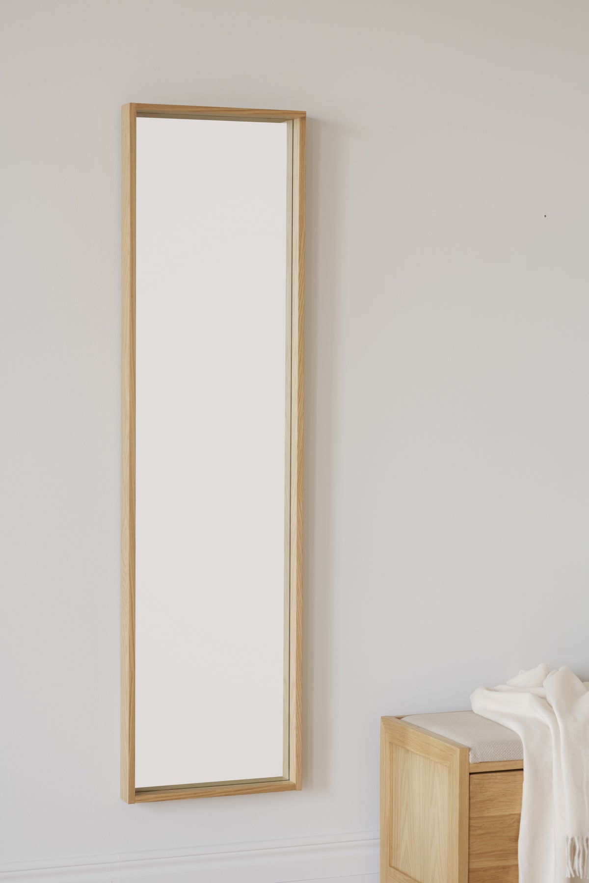 Hillmond Full-Length Mirror 40 x 150 cm – Oak – room setting