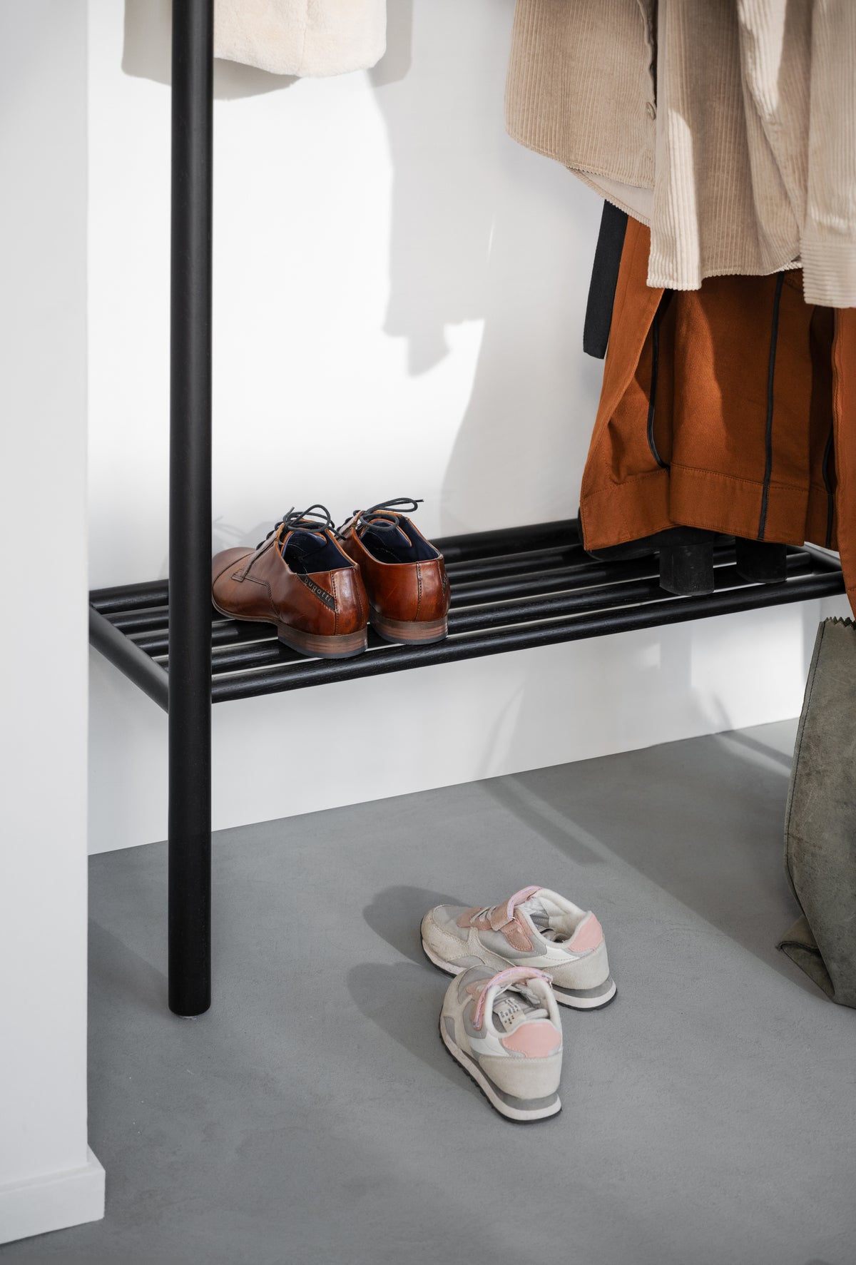 MILFORD Clothes Hanger – Black – 4