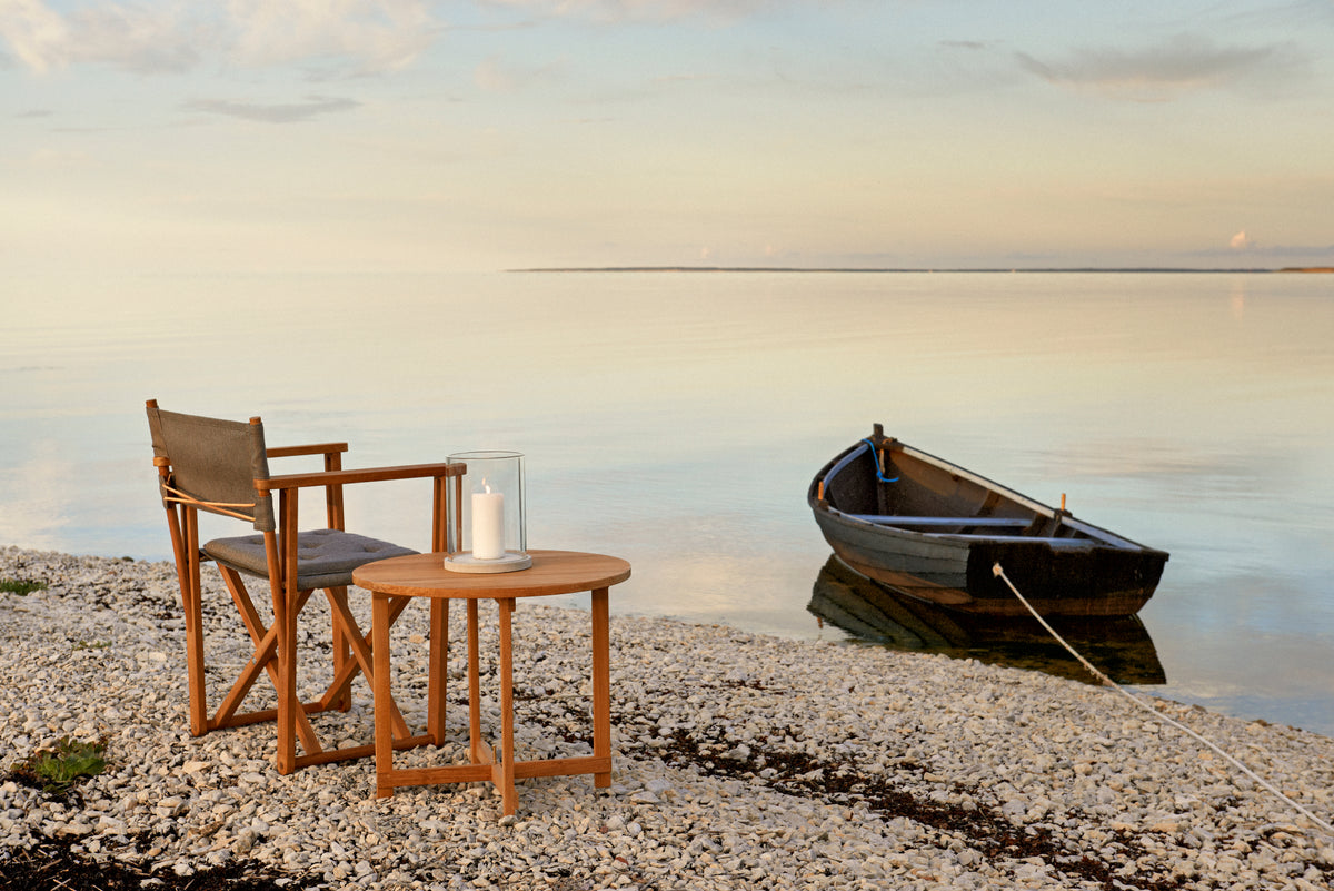 Kryss teak lounge chair in a setting