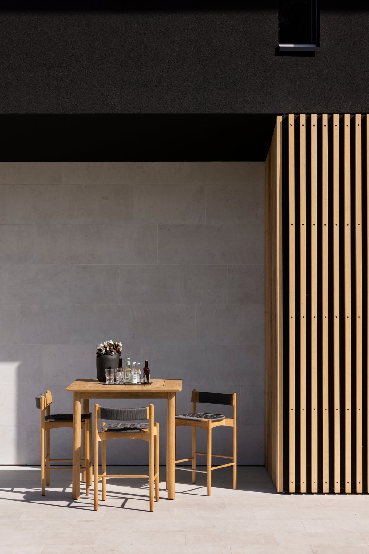 Koster counter table with counter chairs