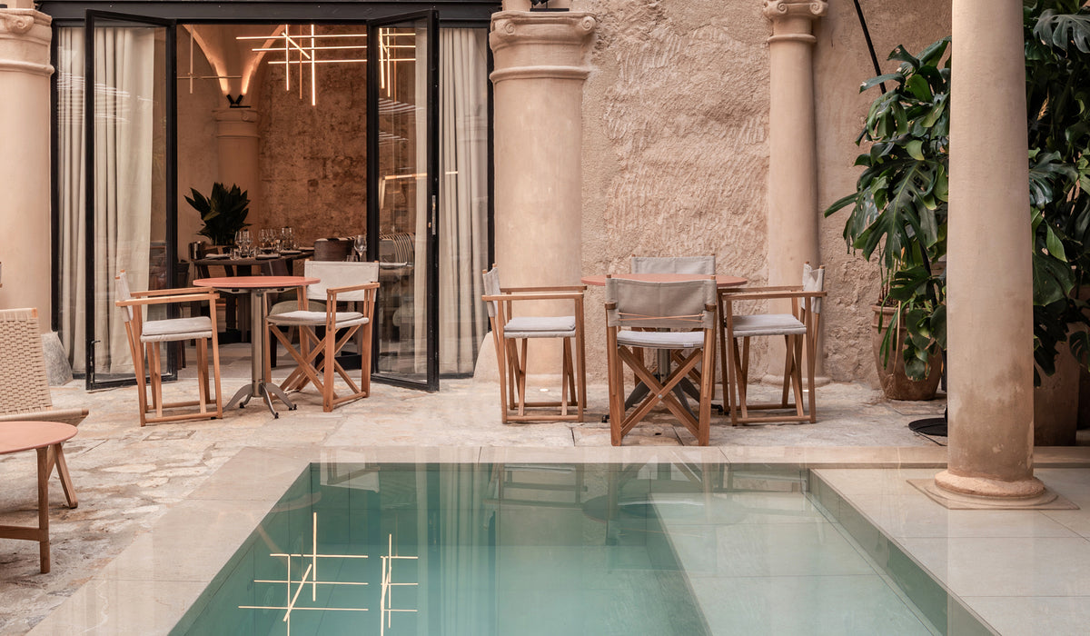 Kryss dining chairs on a hotel terrace