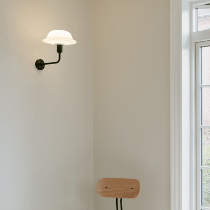 Santé Wall Black with Butler shade