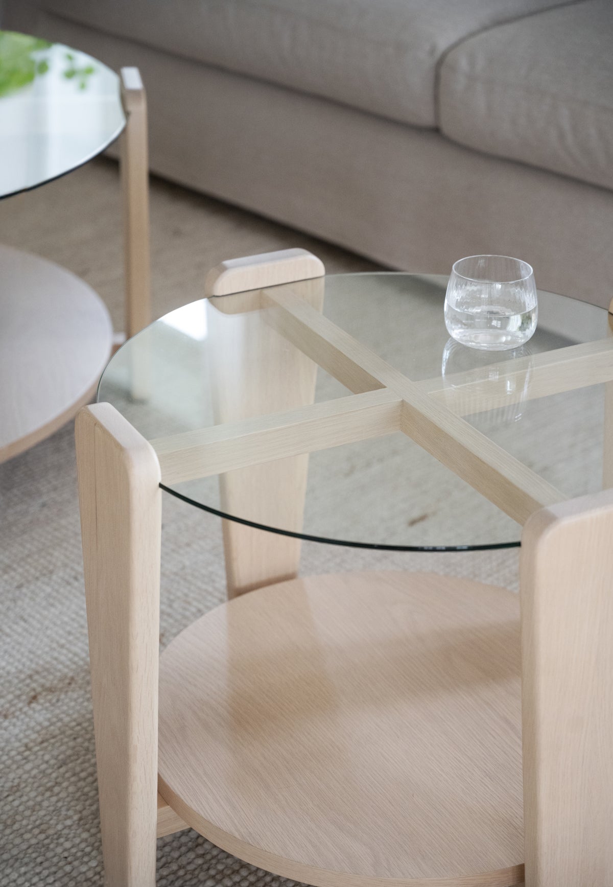 Arran Round Coffee Table Ø52 cm – Whitewash Oak – room setting