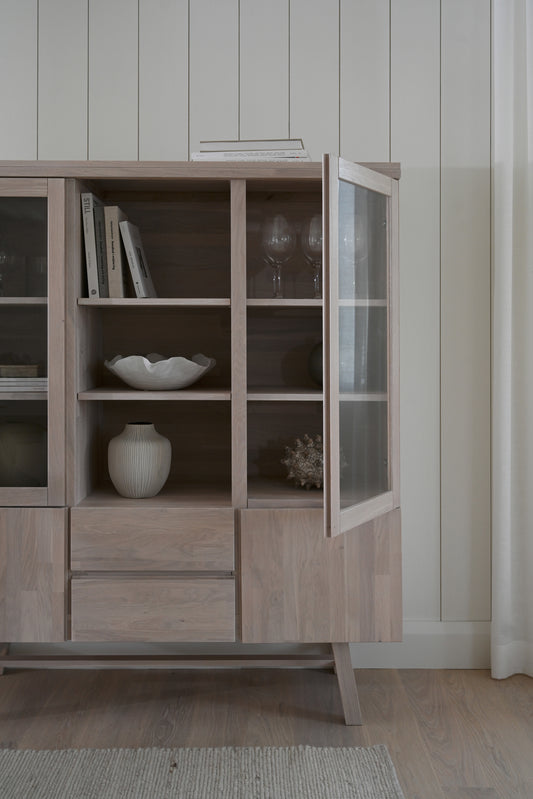 BROOKLYN Oak Vitrine 130 CM – room setting