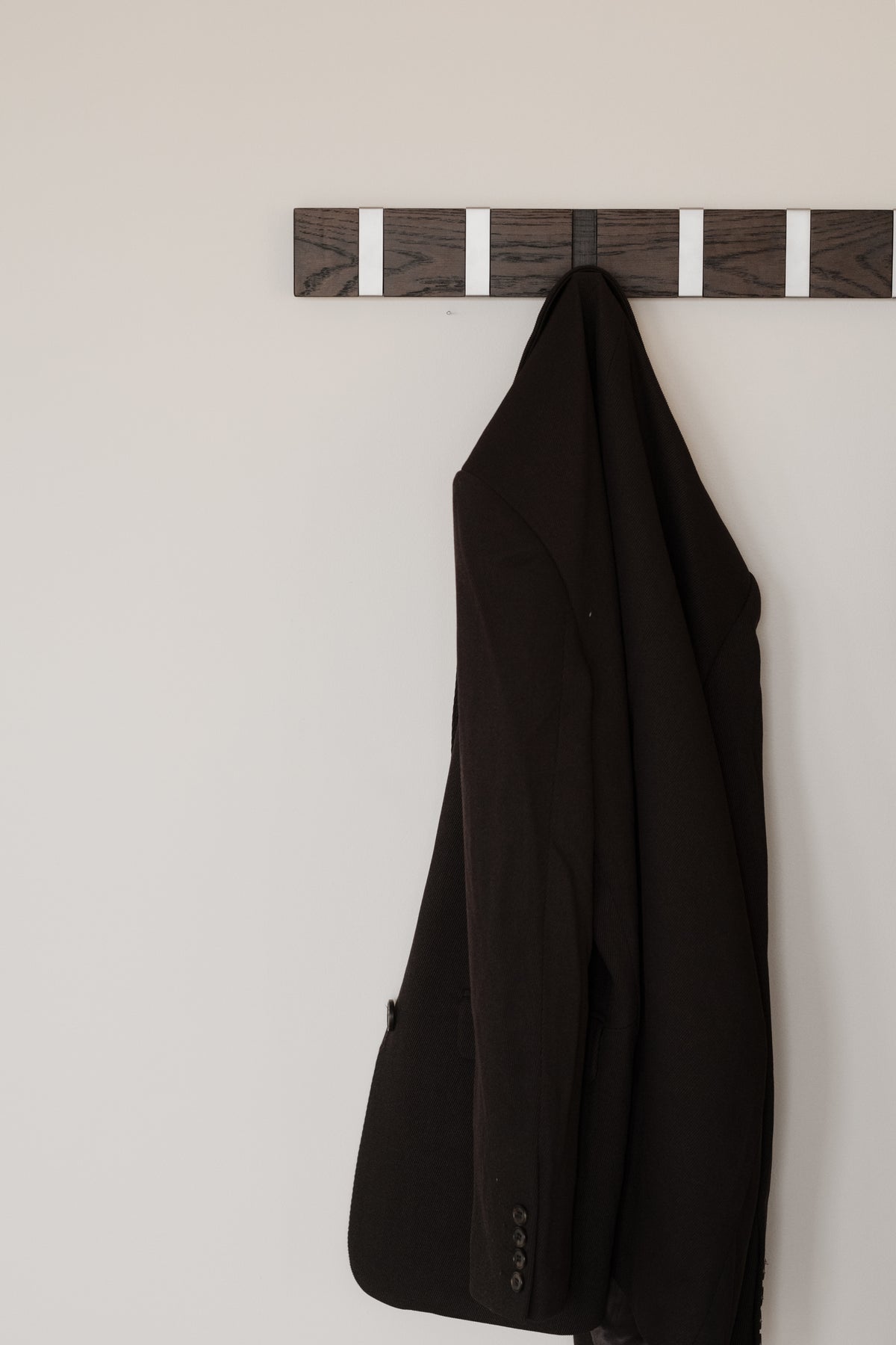 Confetti Hook Rail 50 cm – Brown Oak – room setting