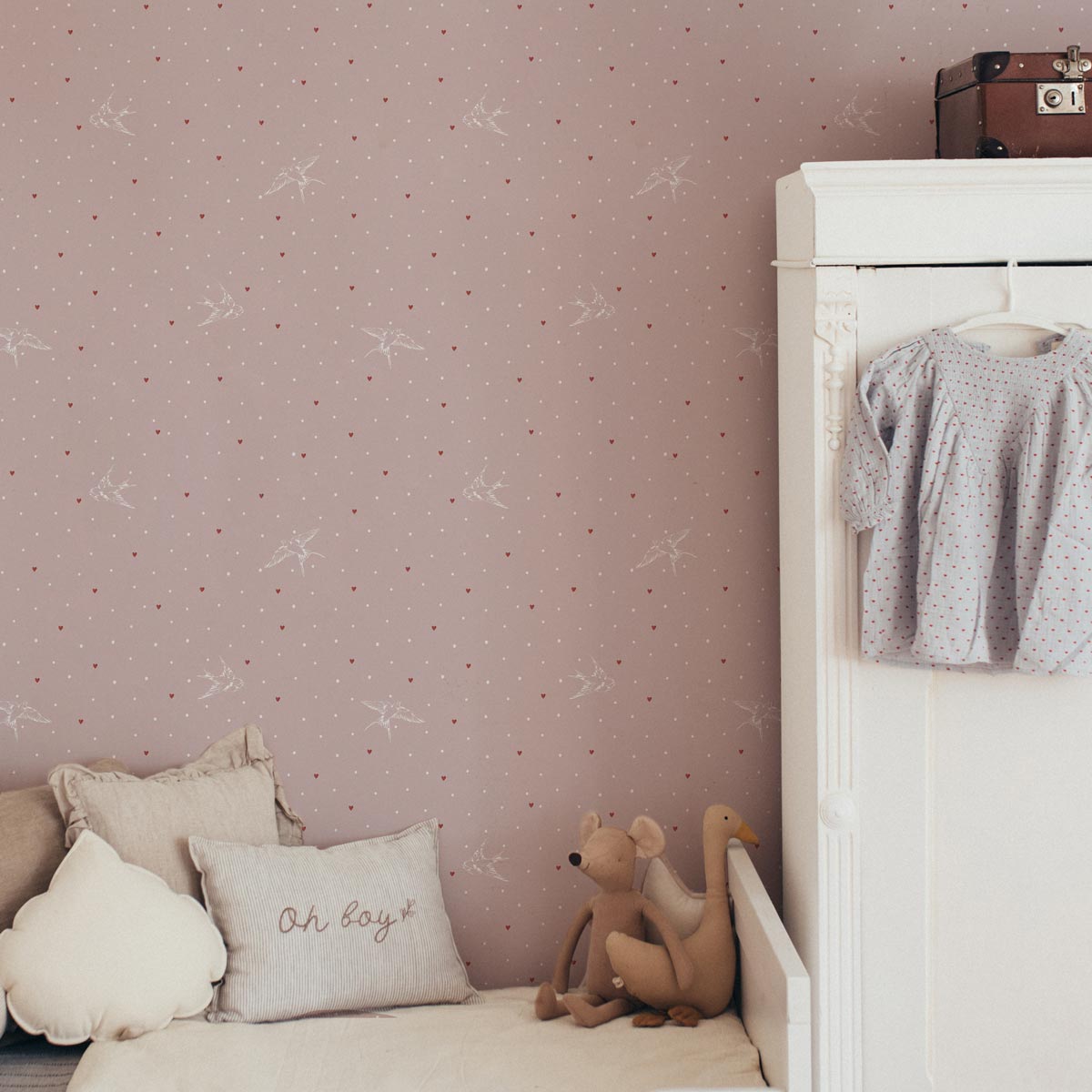 Swallows on pink Wallpaper