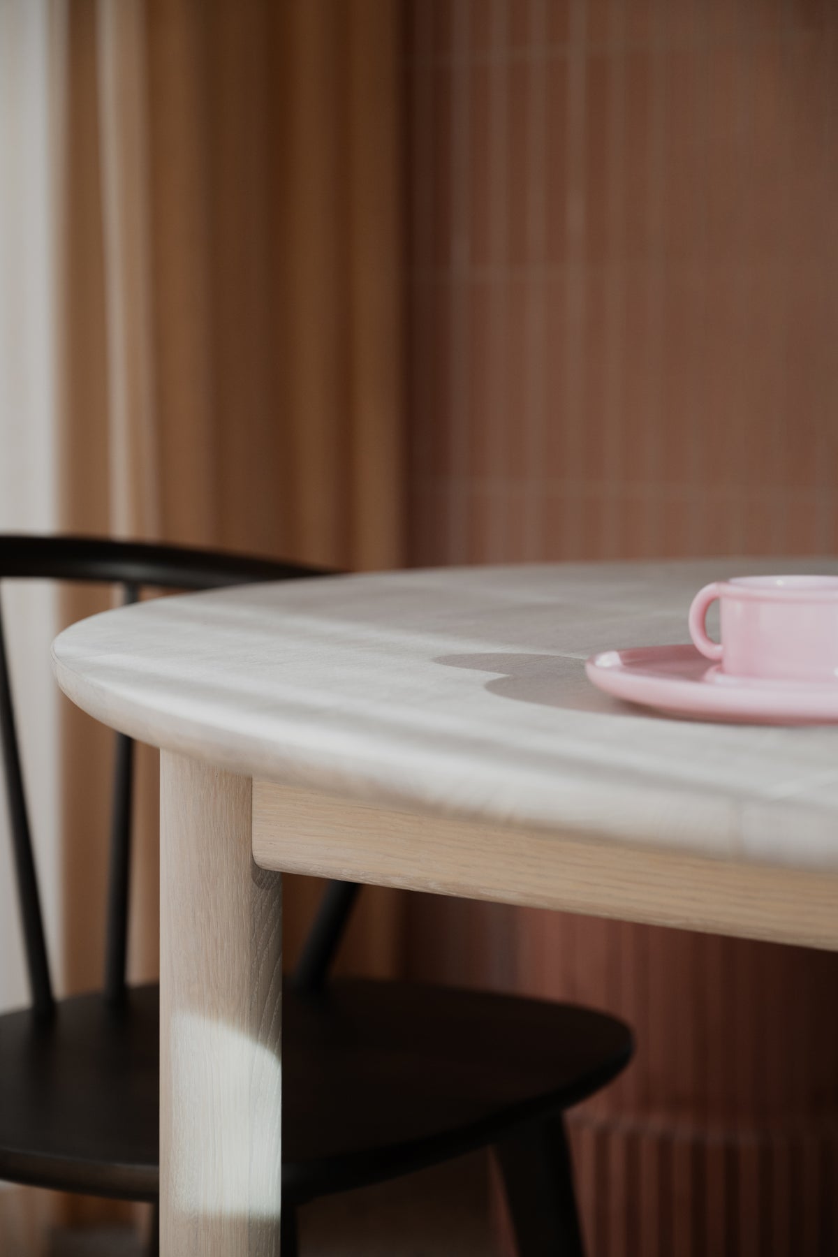 Derrymore Round Extendable Dining Table 120 cm – room setting