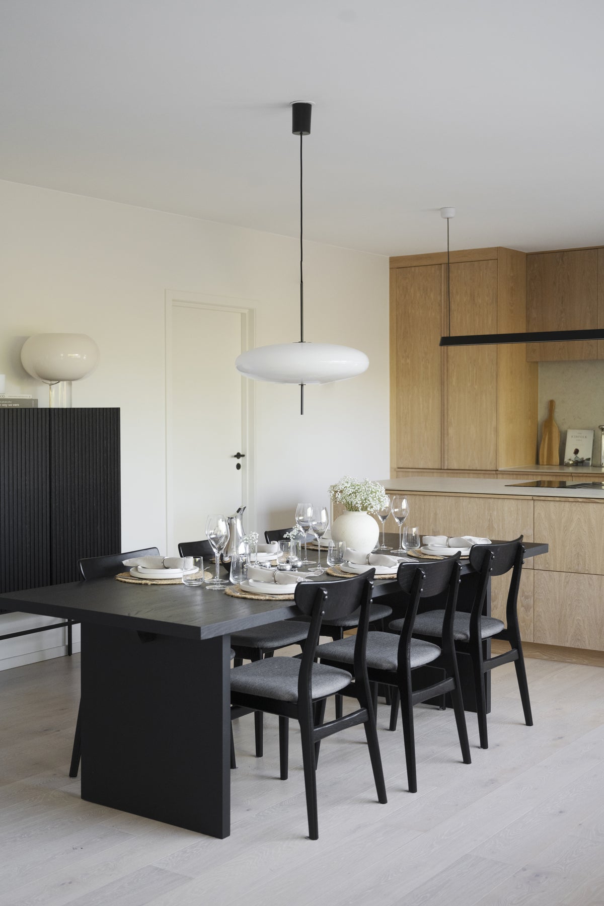 Emmett Dining Table 240 x 95 cm – room setting