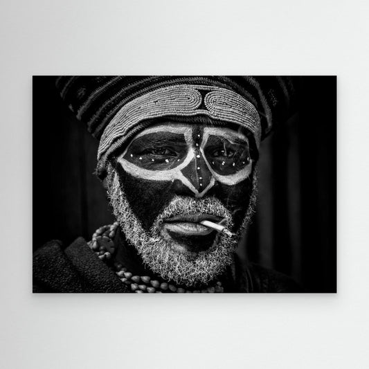 Smoking just before the Mt Hagen sing sing festival. by Joxe Inazio Kuesta Garmendia