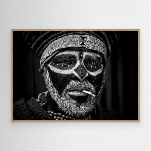 Smoking just before the Mt Hagen sing sing festival. by Joxe Inazio Kuesta Garmendia