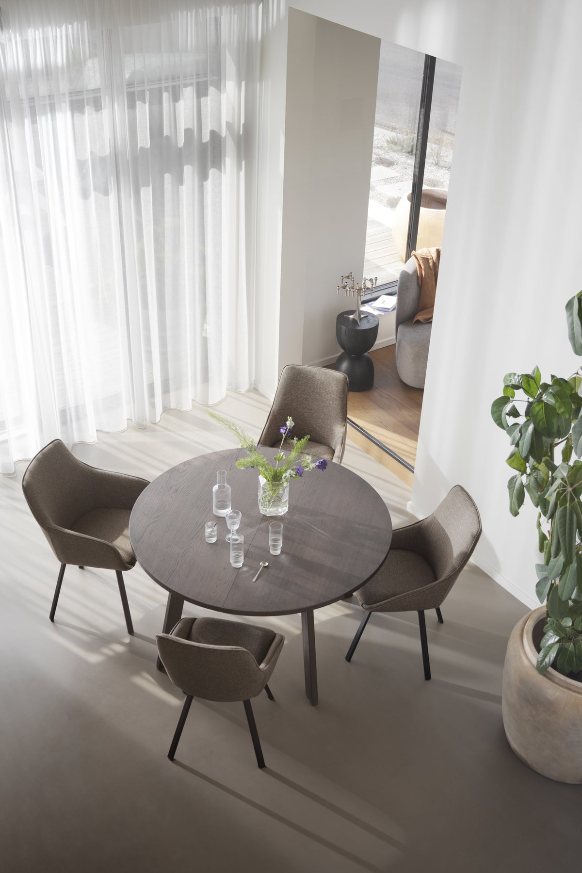 Glenside Round Extendable Dining Table Ø130 cm – room setting