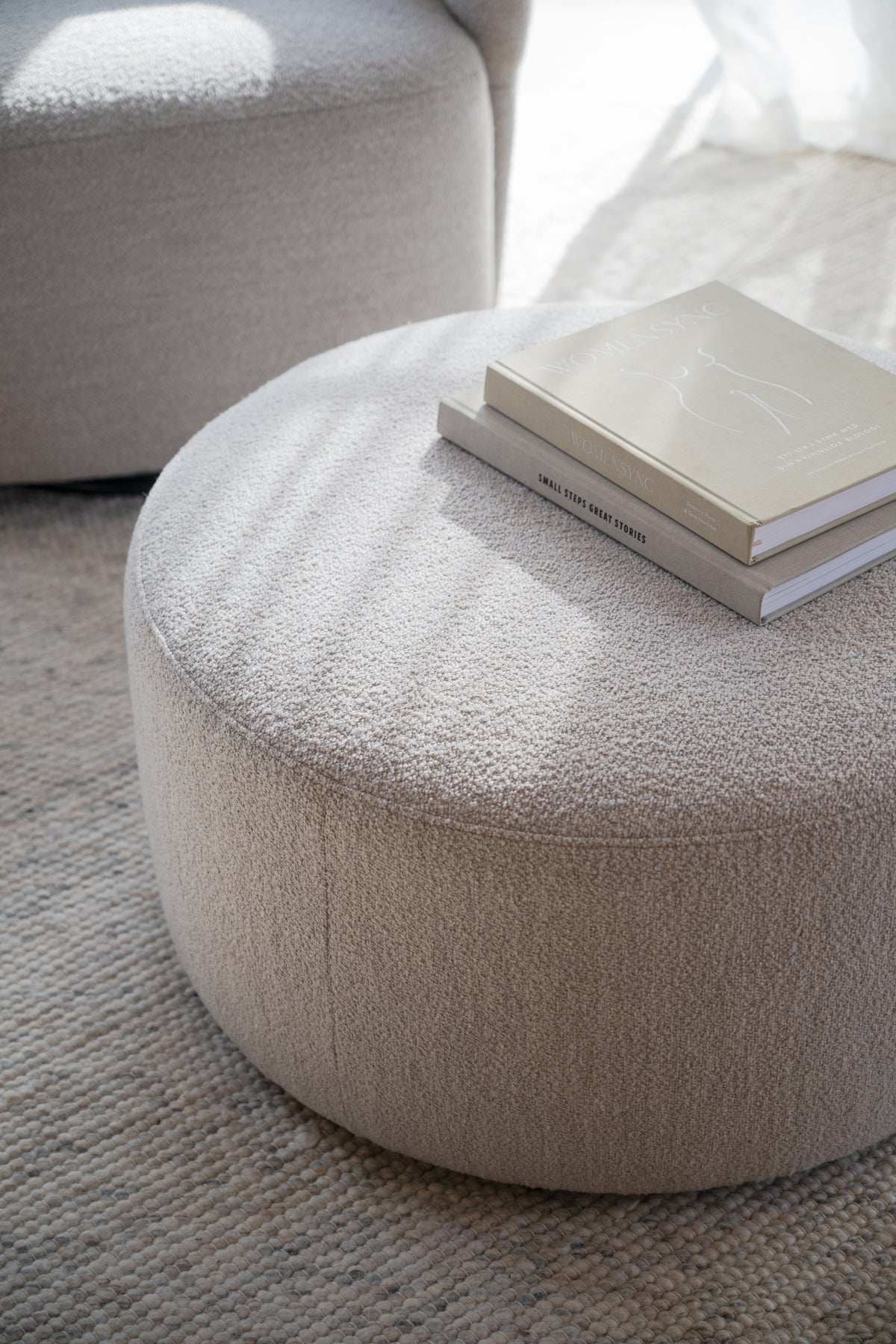 Joplin Pouffe Ø70 cm – Light Beige – room setting