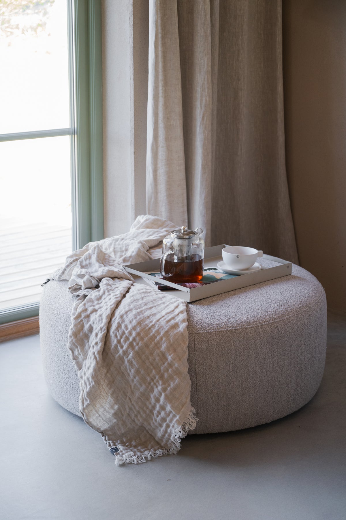 Joplin Pouffe Ø90 cm – Light Beige – room setting